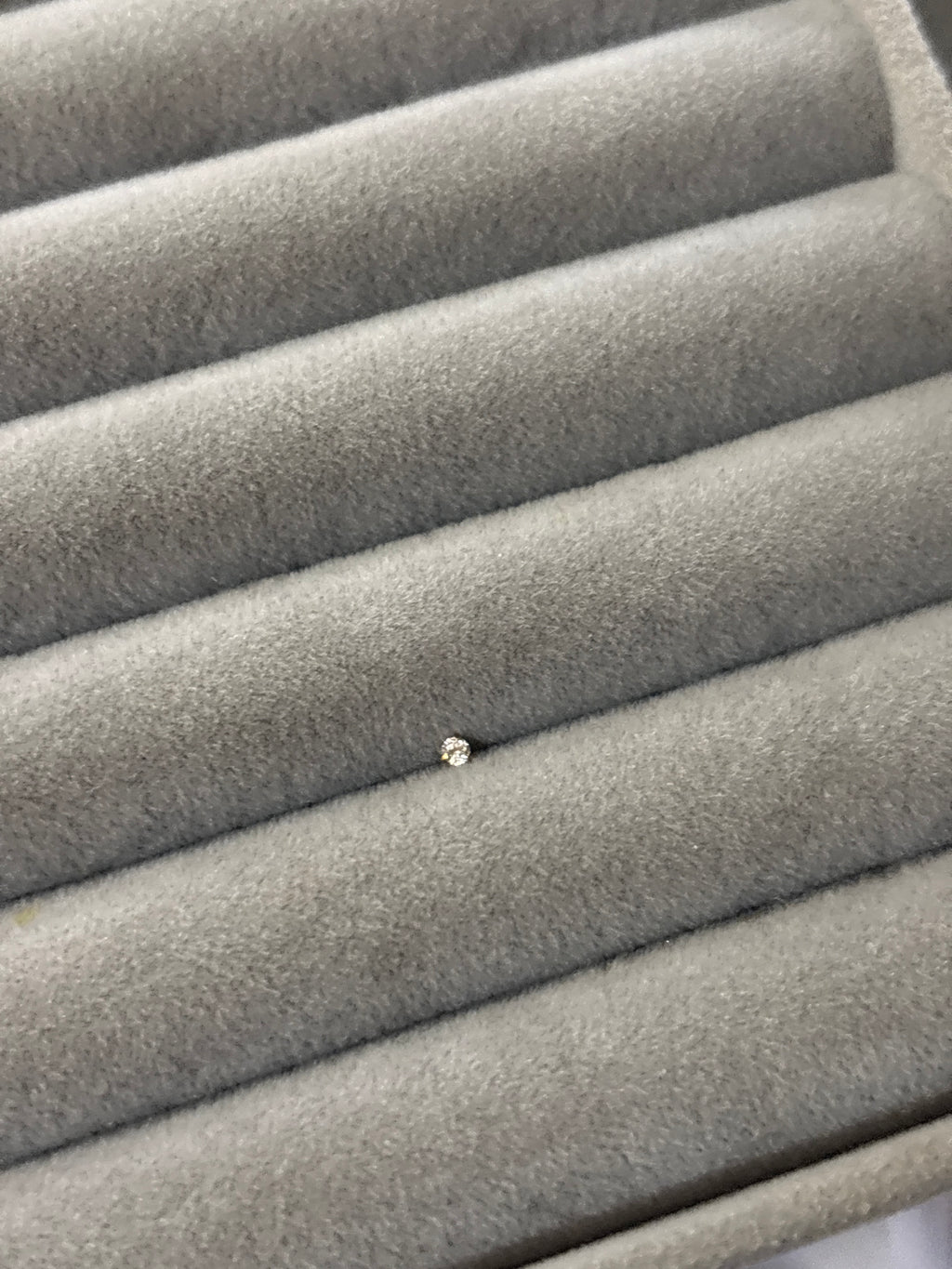Single solitaire nose pin