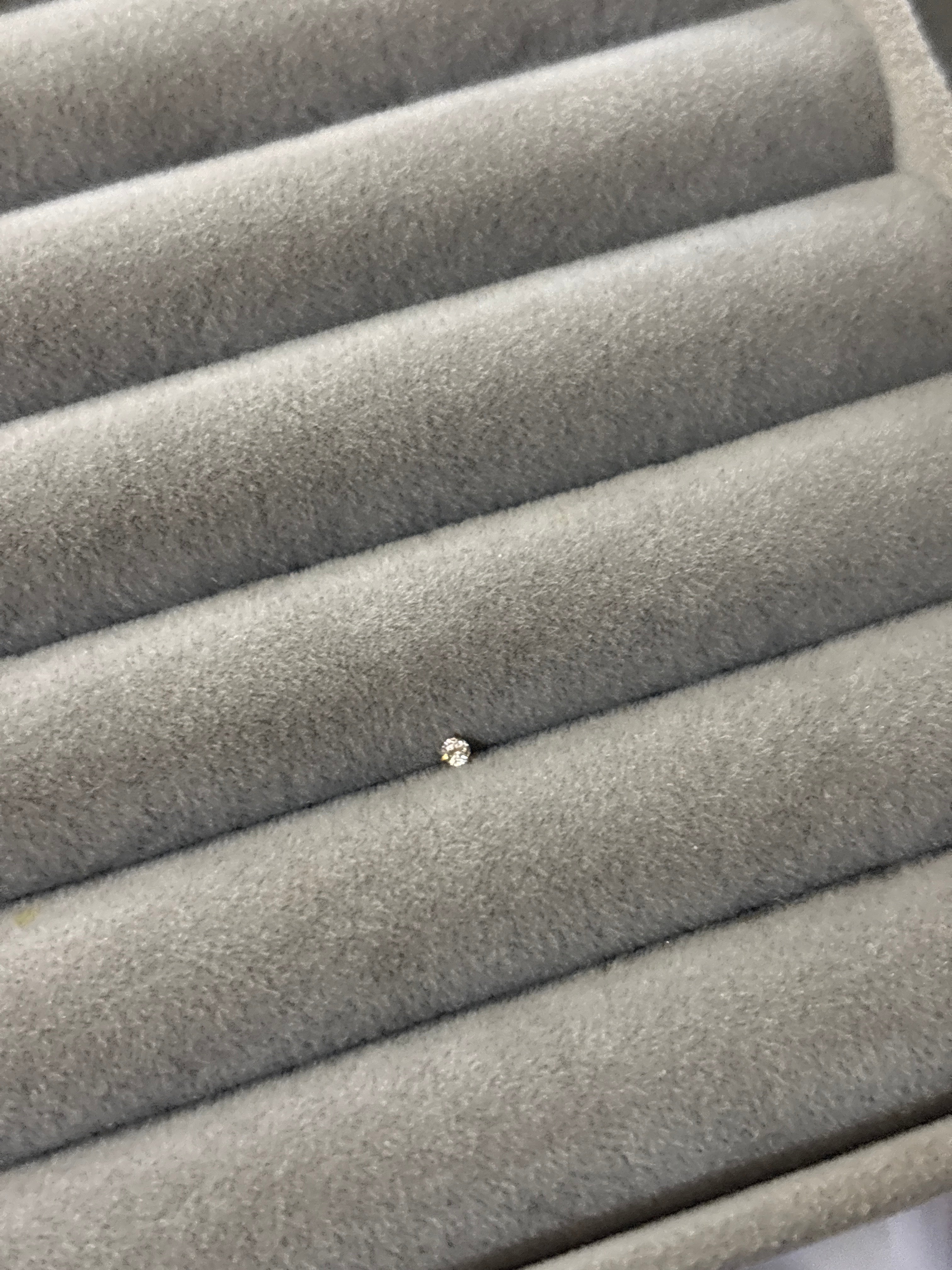 Single solitaire nose pin