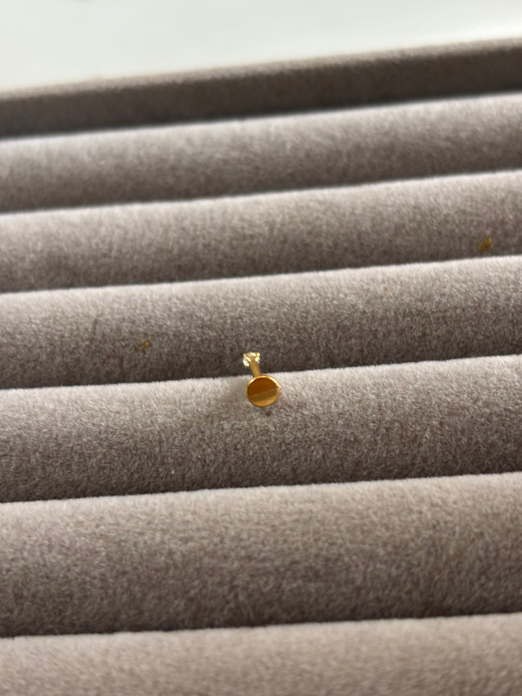 Tiny solitaire stud