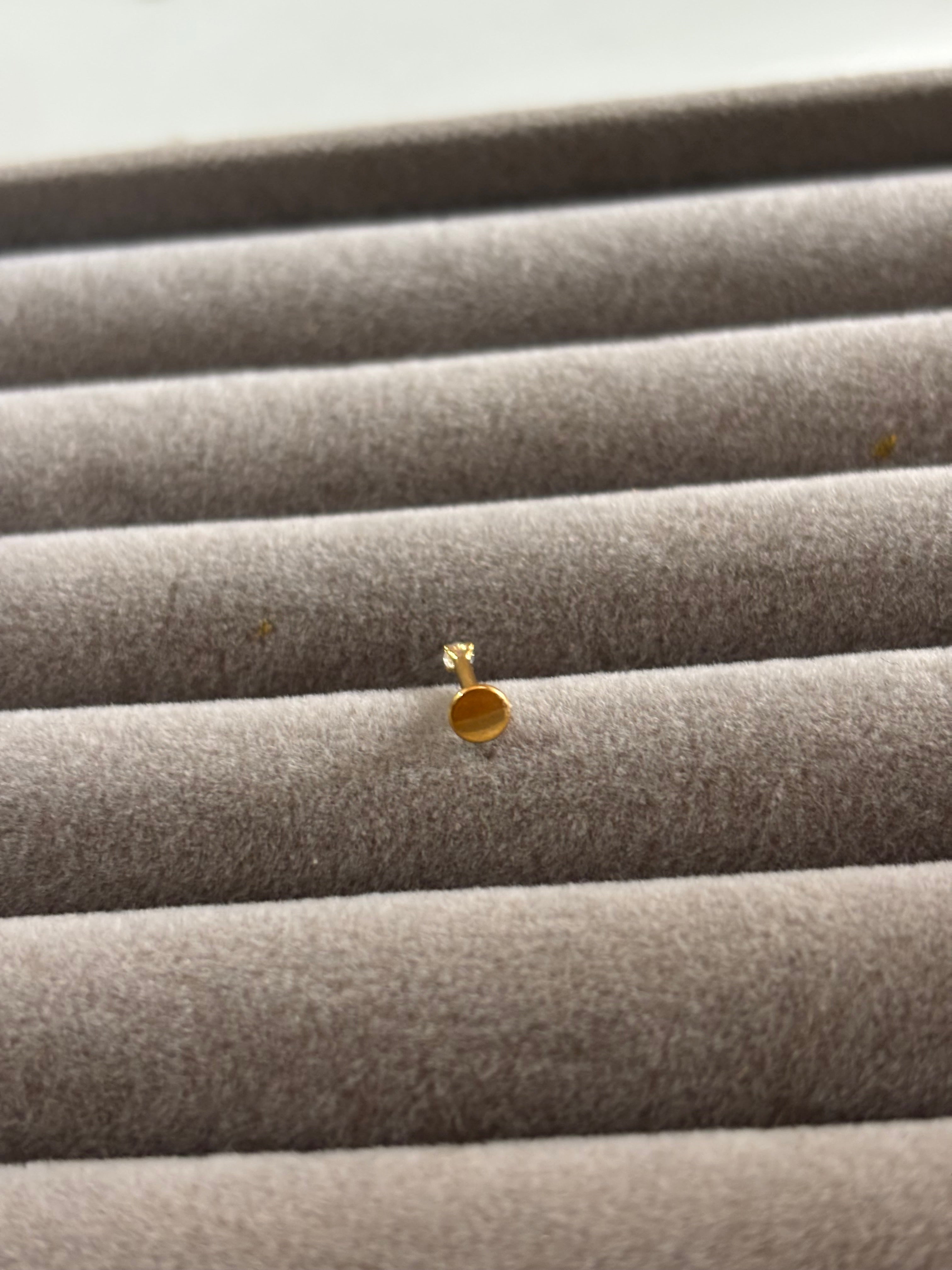 Tiny solitaire stud