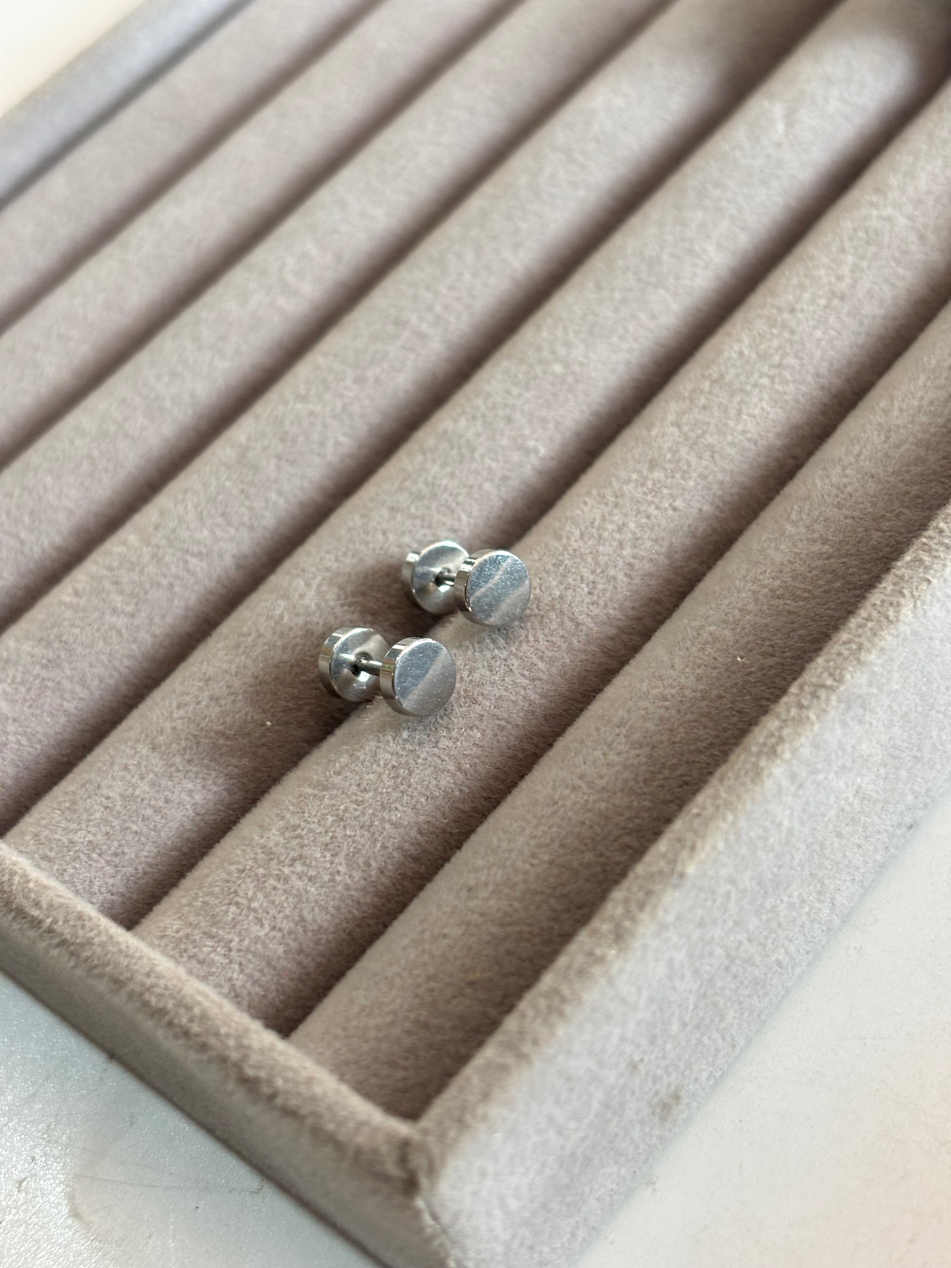 Dumbbell stud