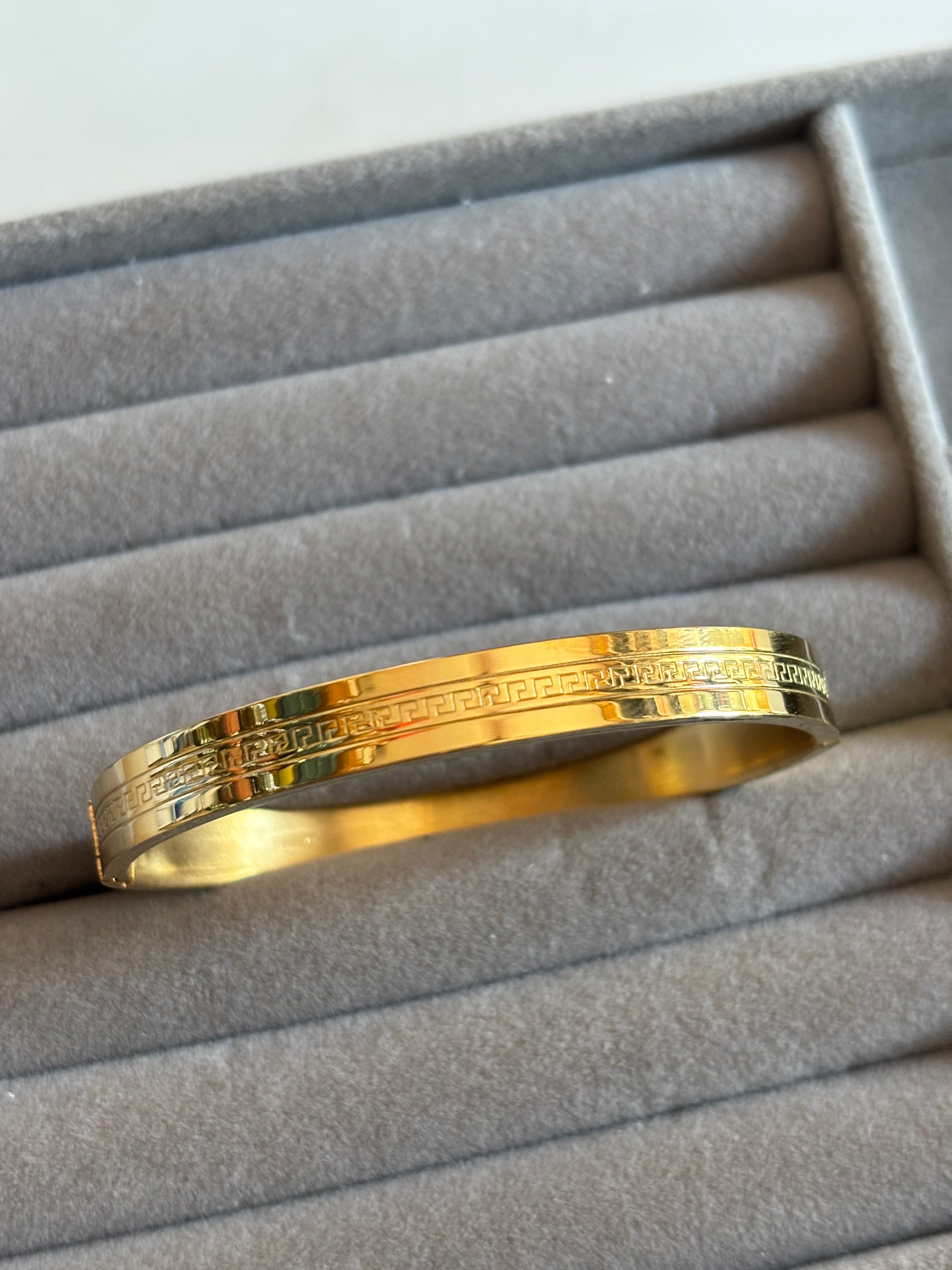 Patterned kada