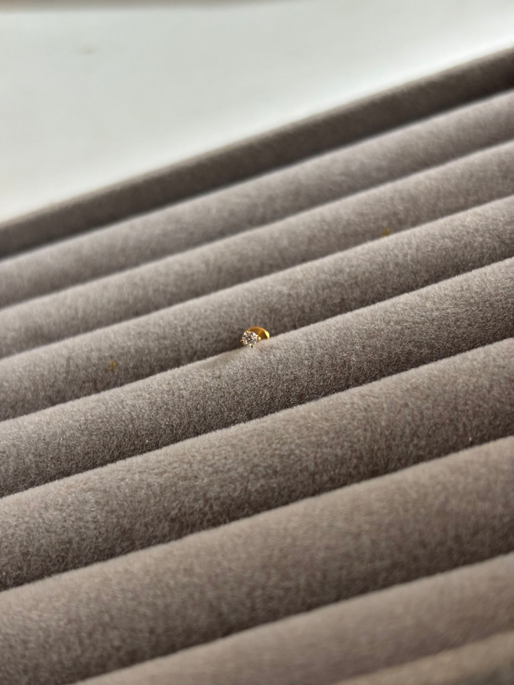 Tiny solitaire stud