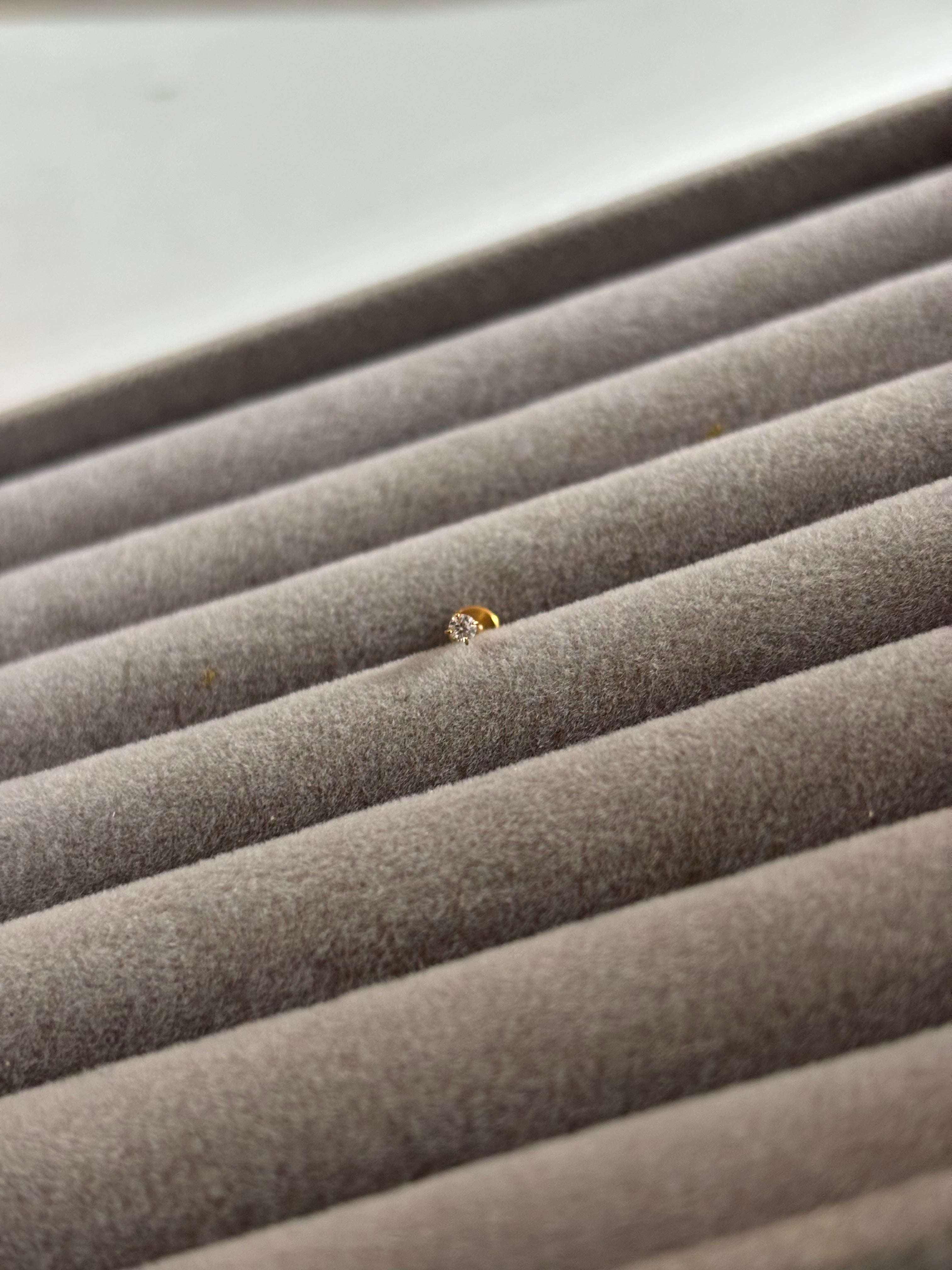 Tiny solitaire stud