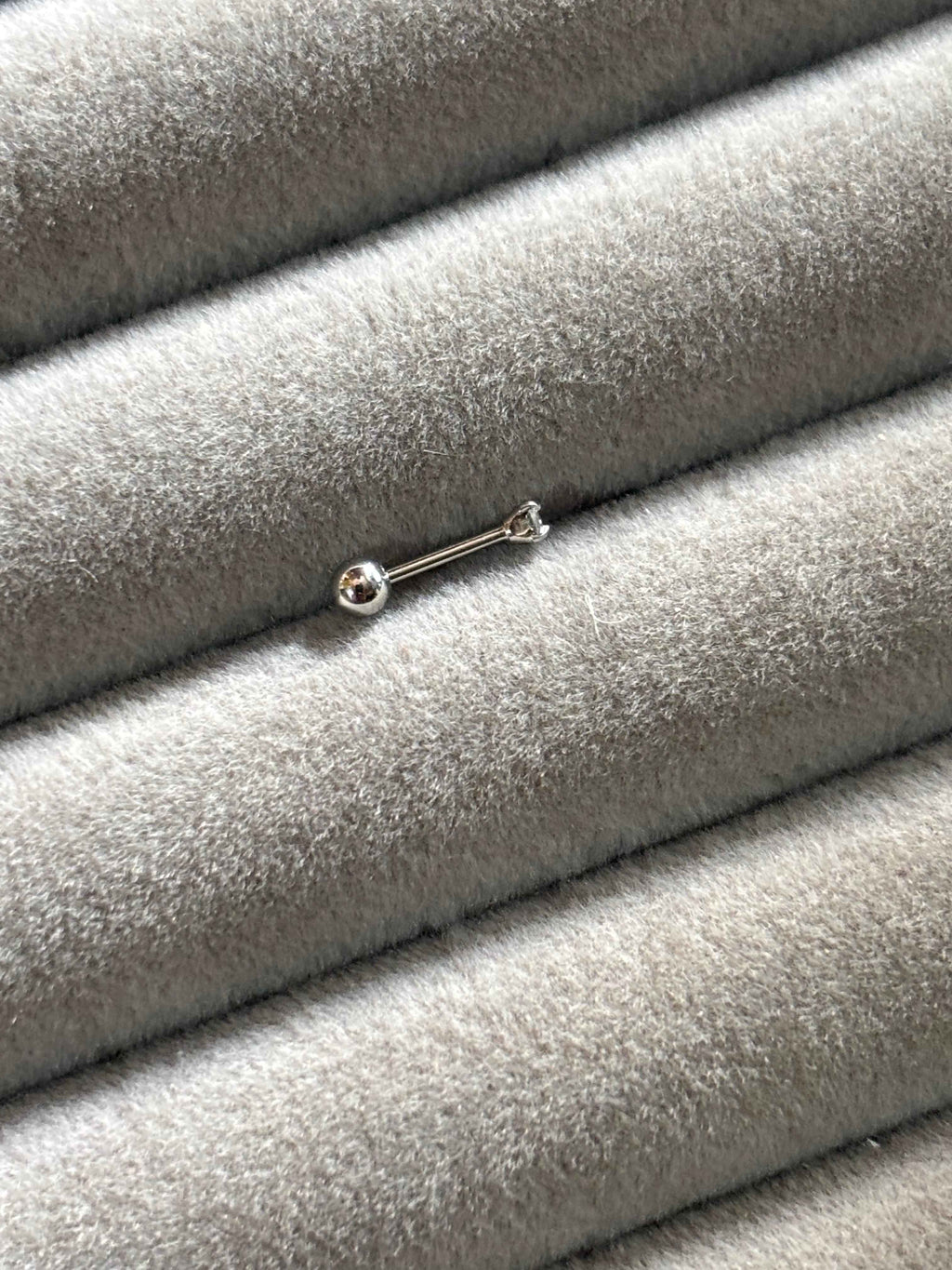 Minimal solitaire stud
