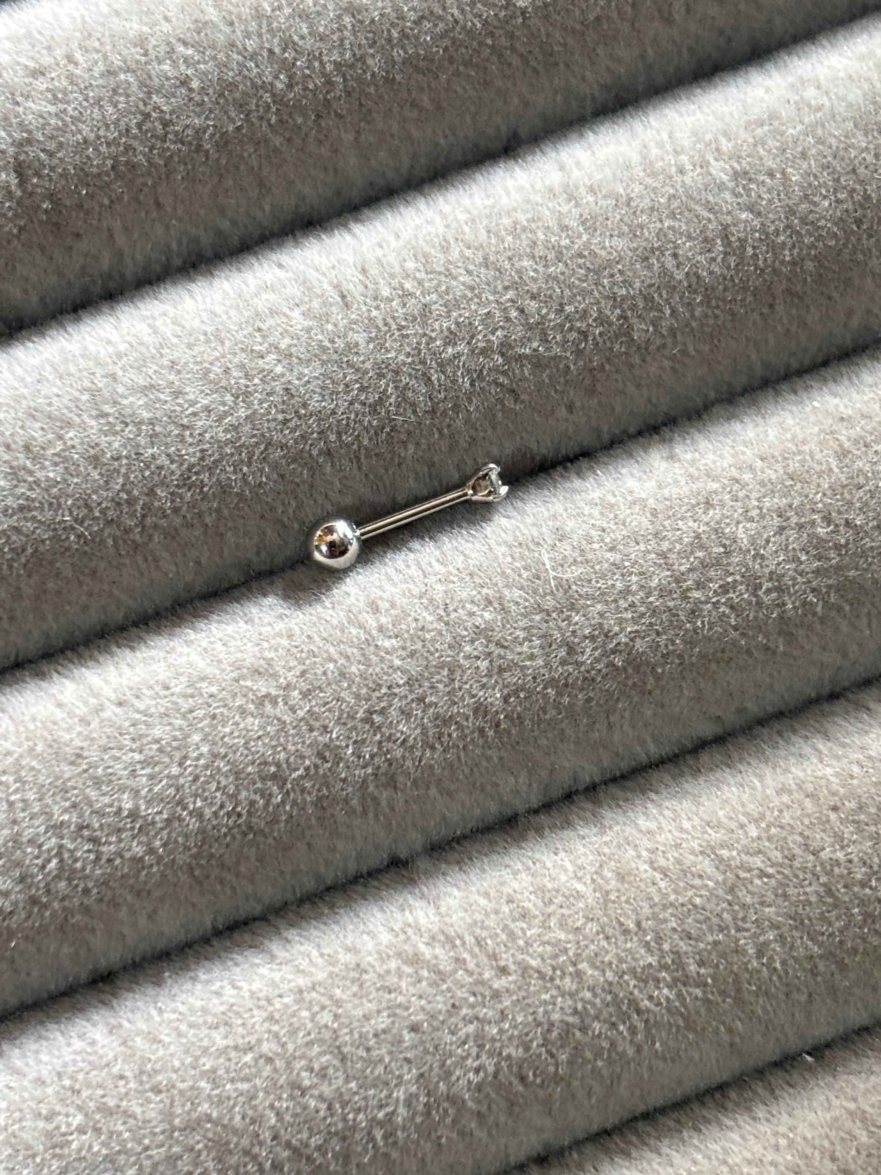 Minimal solitaire stud