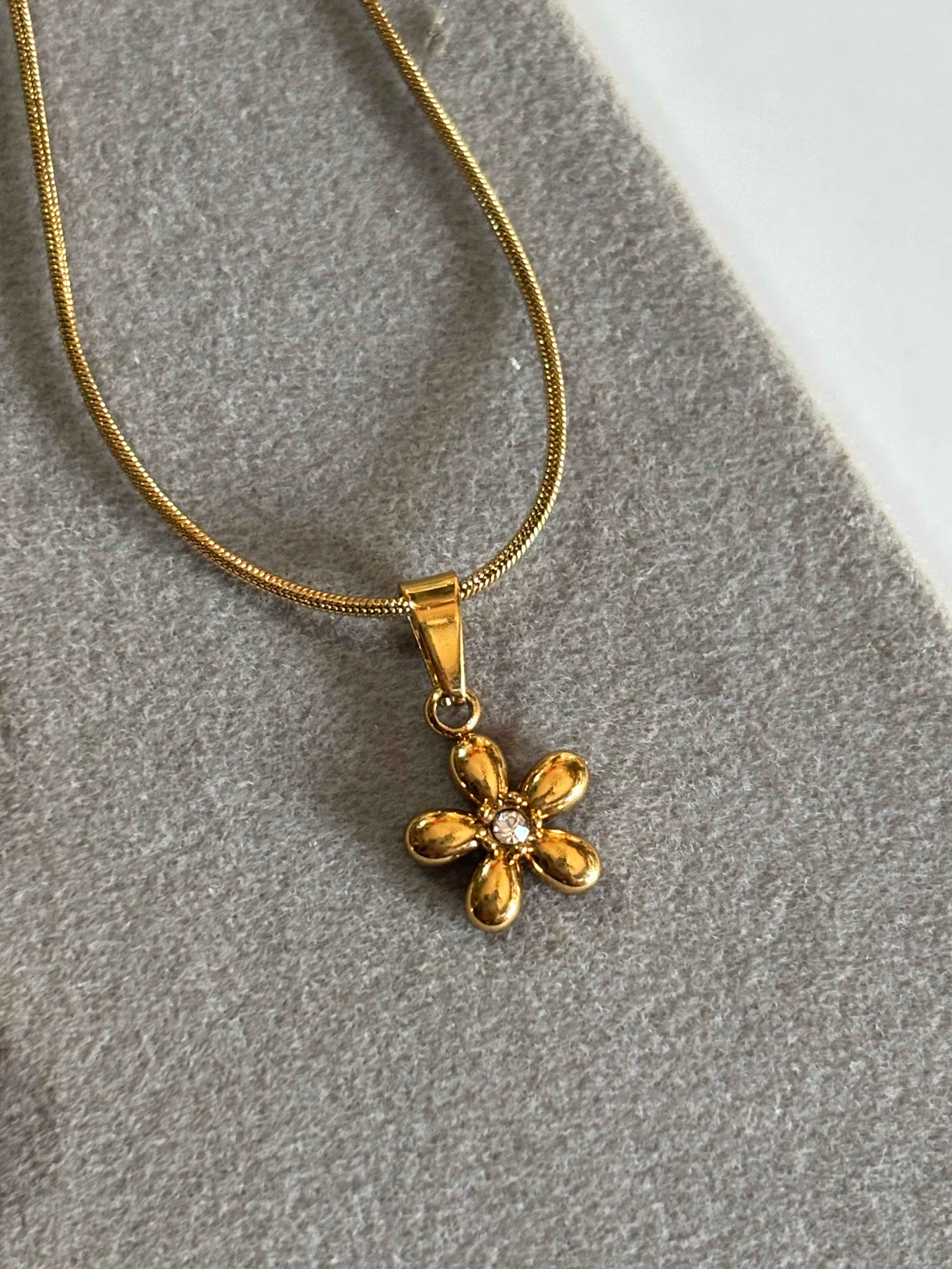 Floral necklace with ad stone - Hirulythings