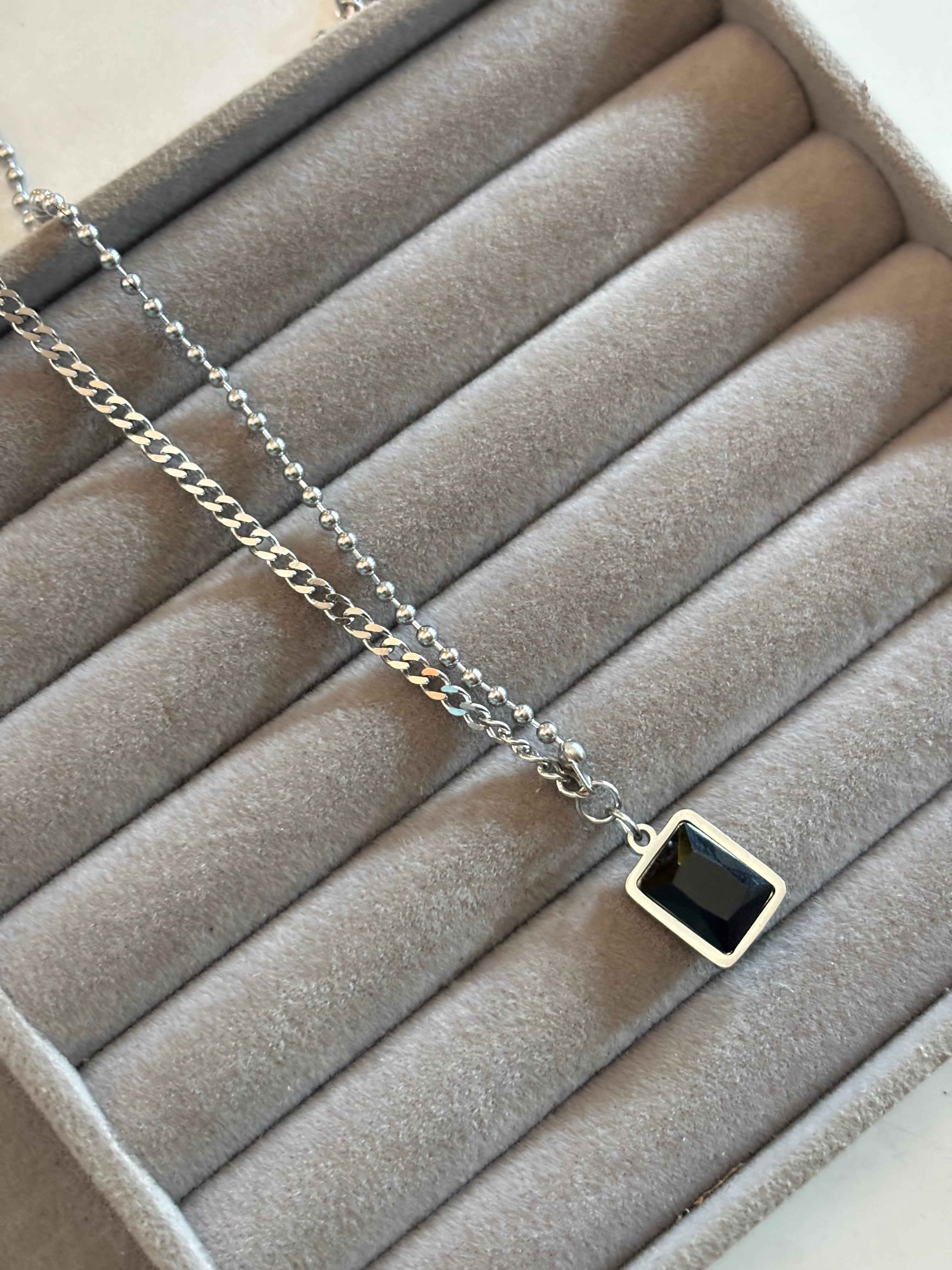 Noir Pendant Chain