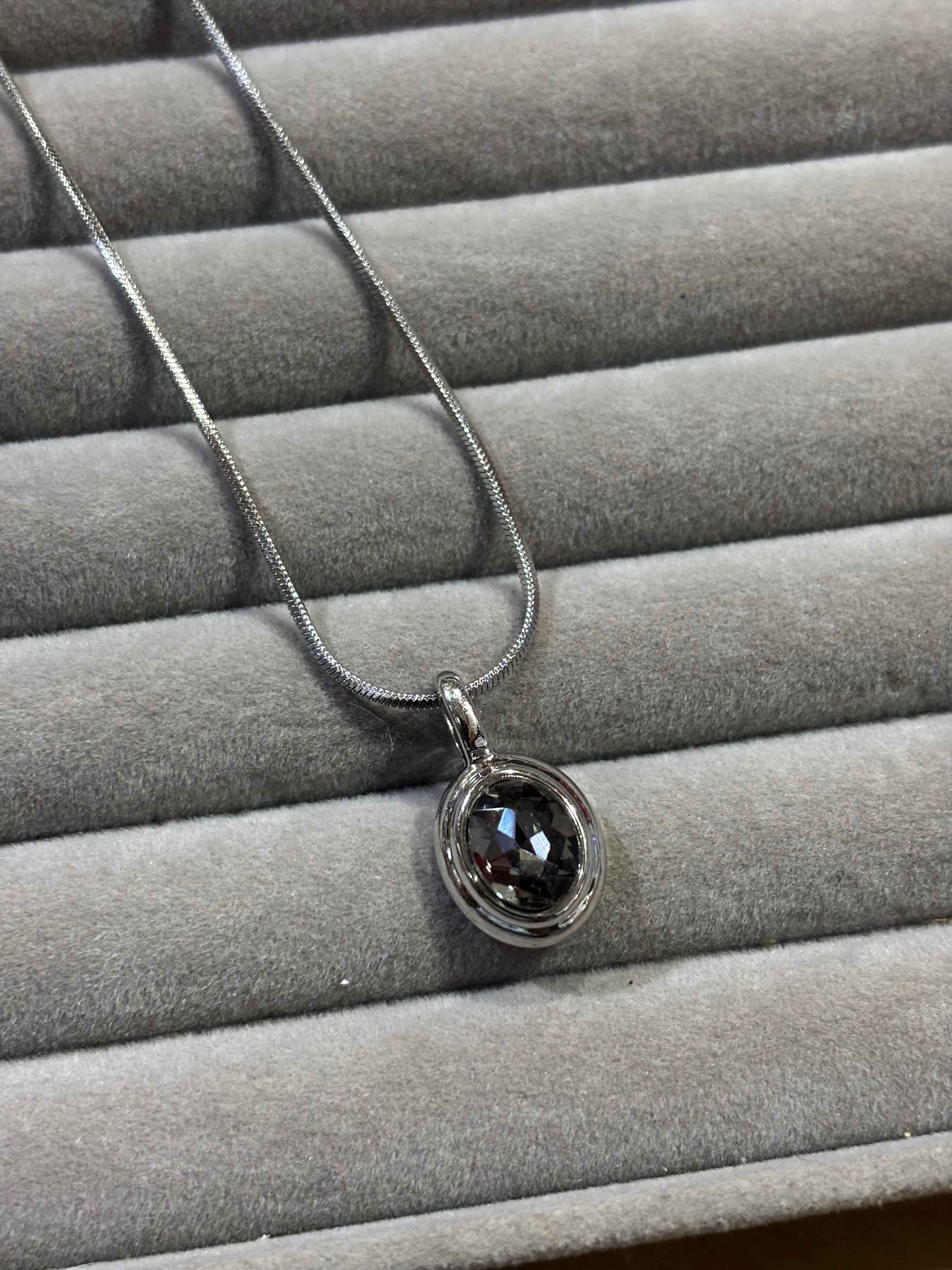 Black hollow crystal chain