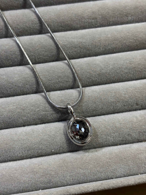 Black hollow crystal chain