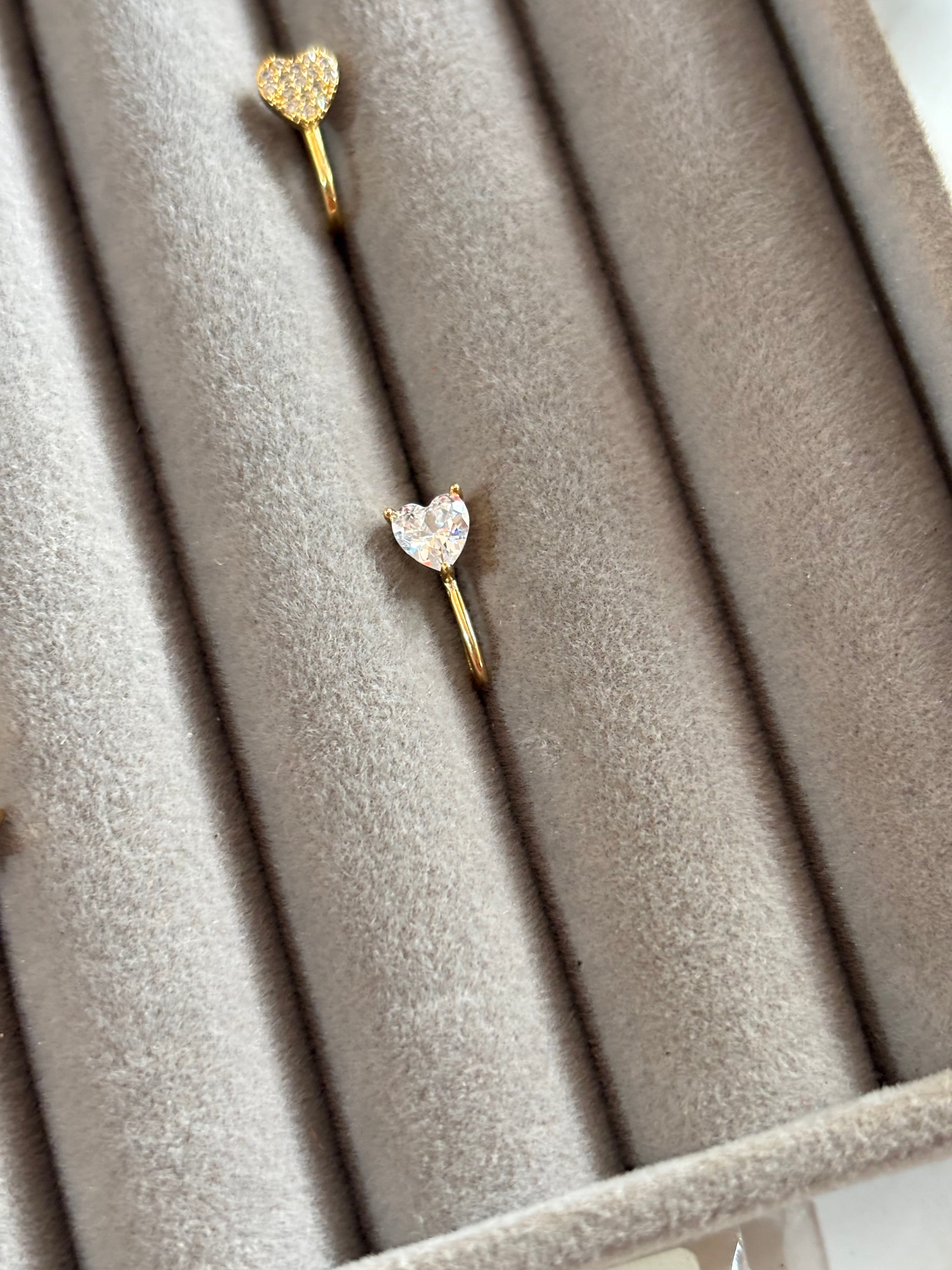 Solitaire heart nose pin