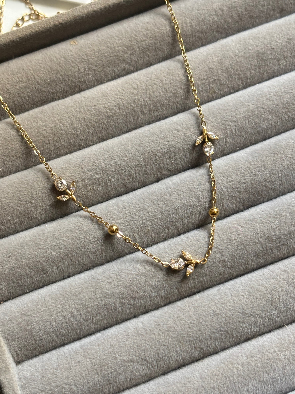 Minimal tulip complete necklace
