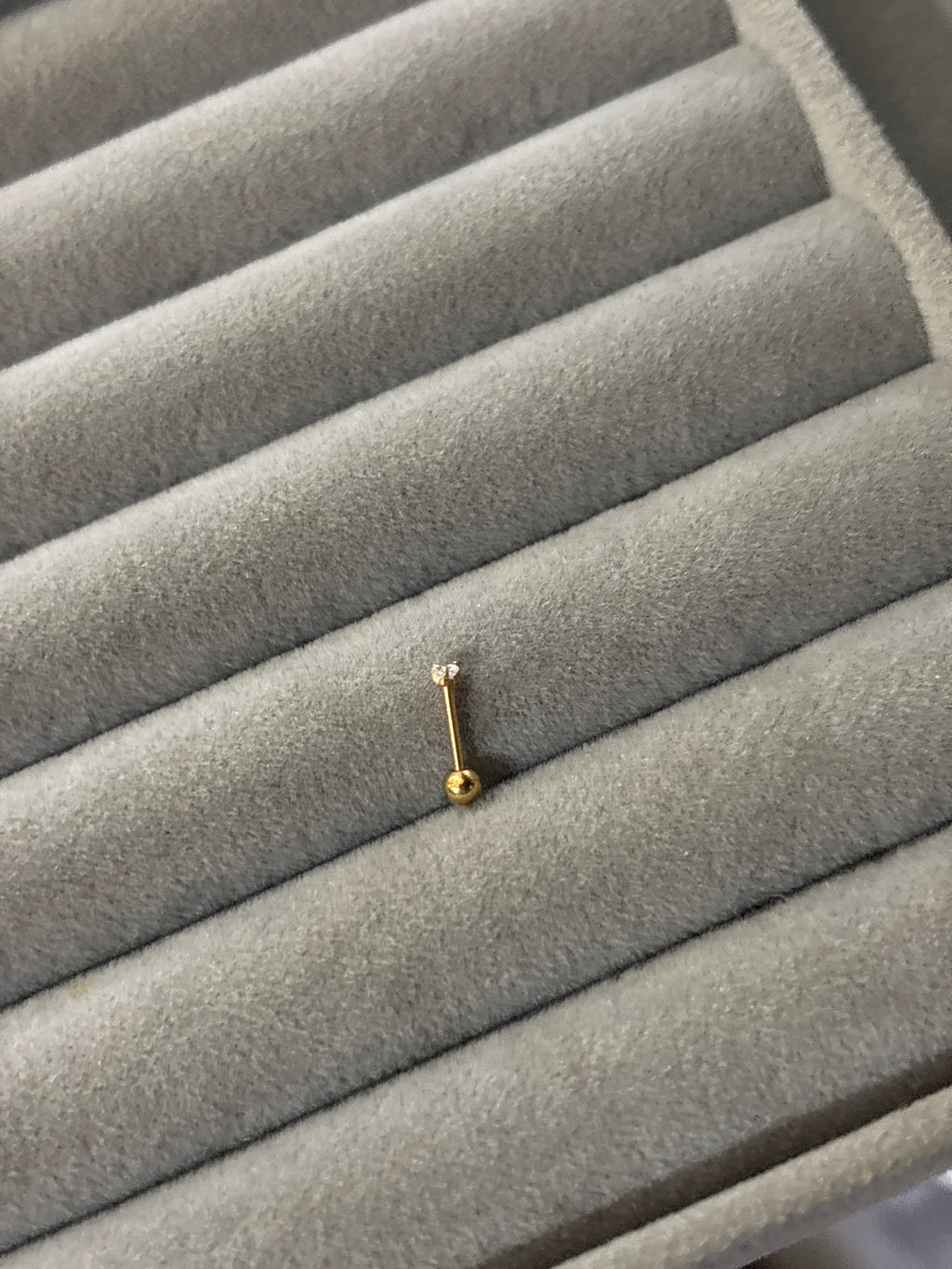 Single solitaire nose pin
