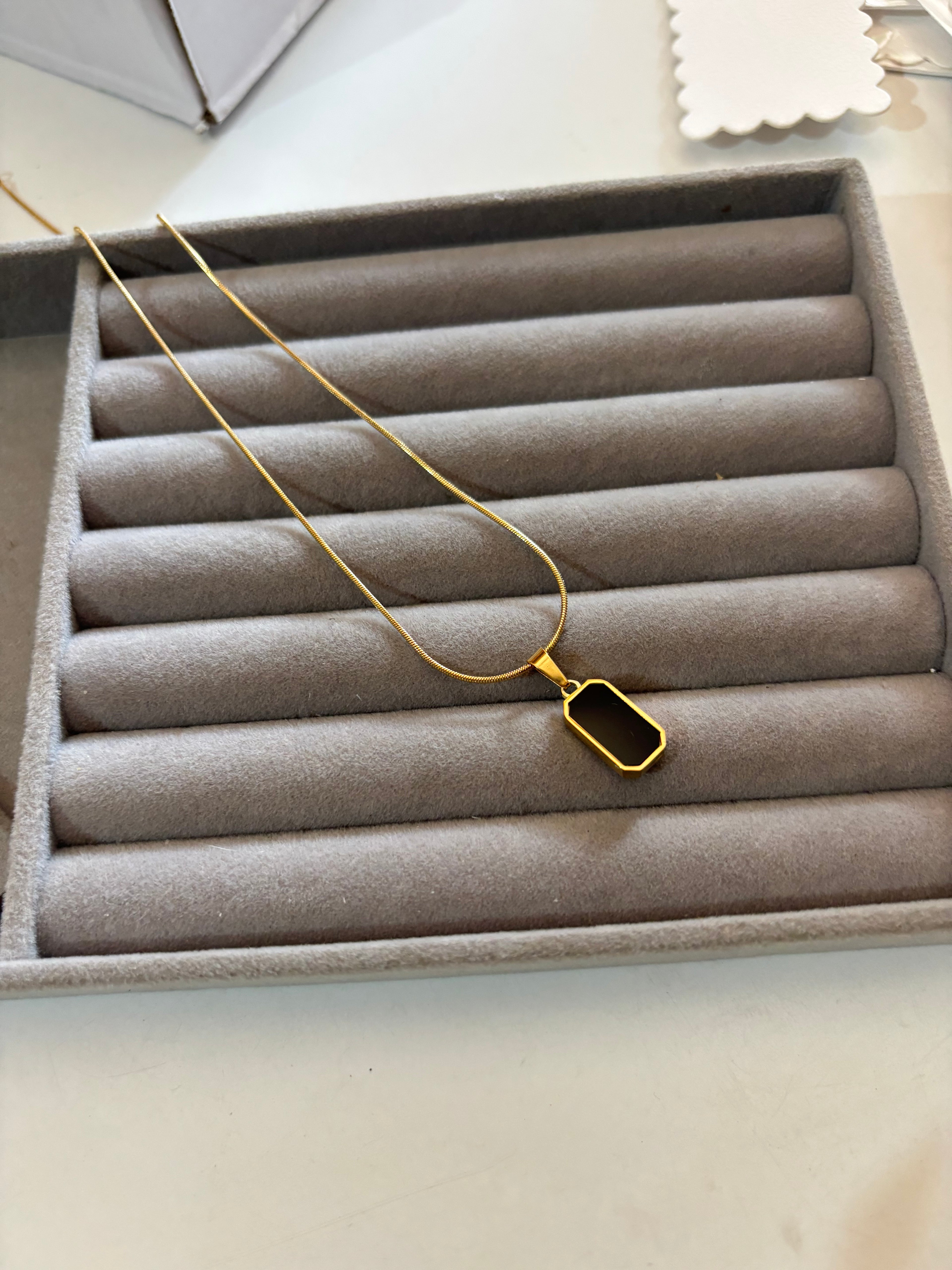 Reversible neckchain
