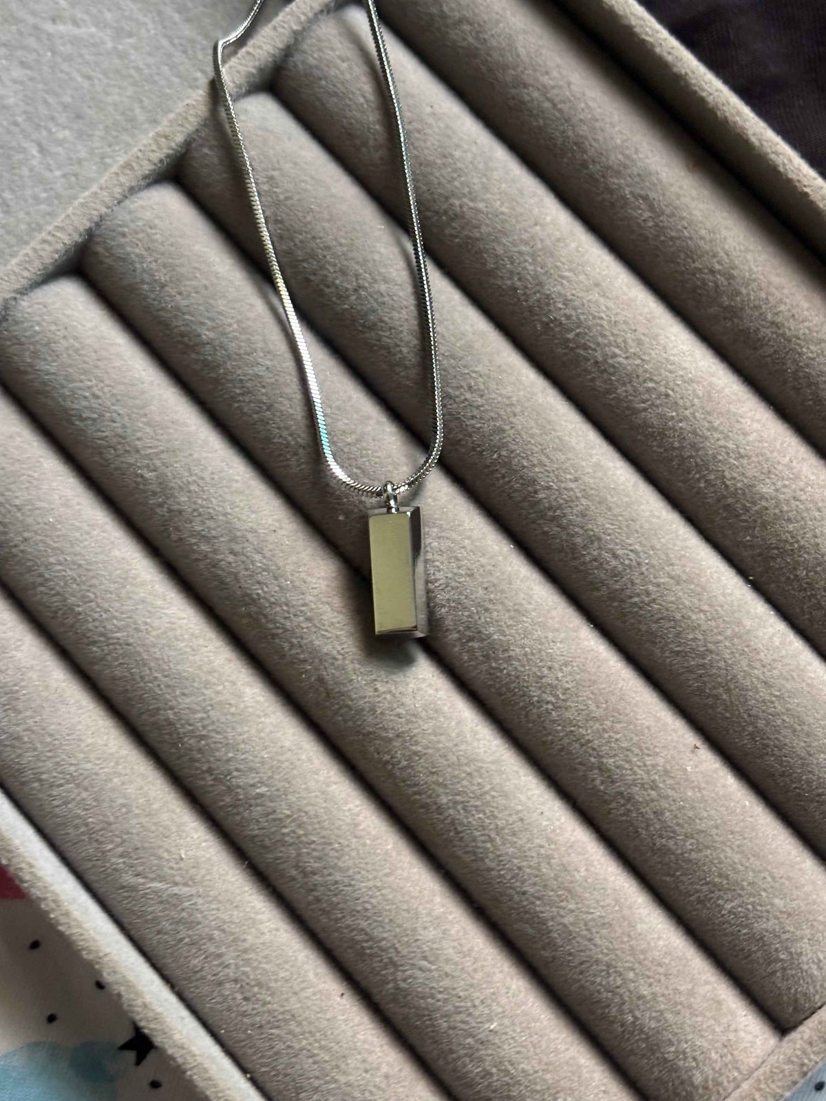 Short bar pendant chain