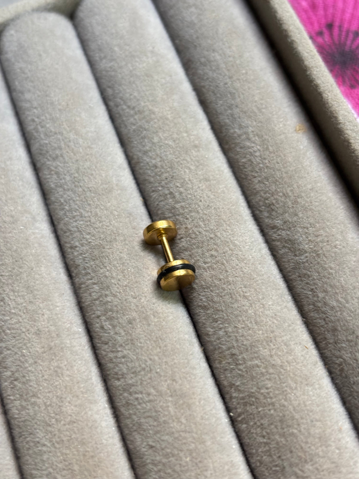 Black circular centre stud
