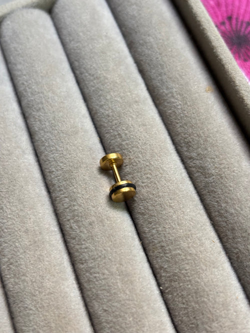 Black circular centre stud