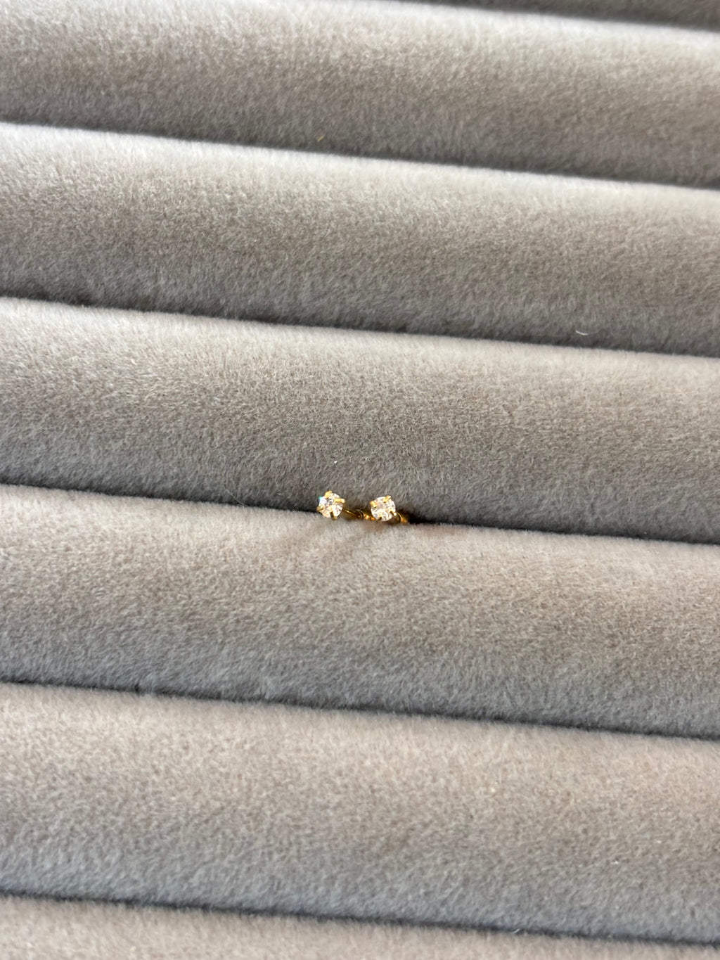 Tiny solitaire stud
