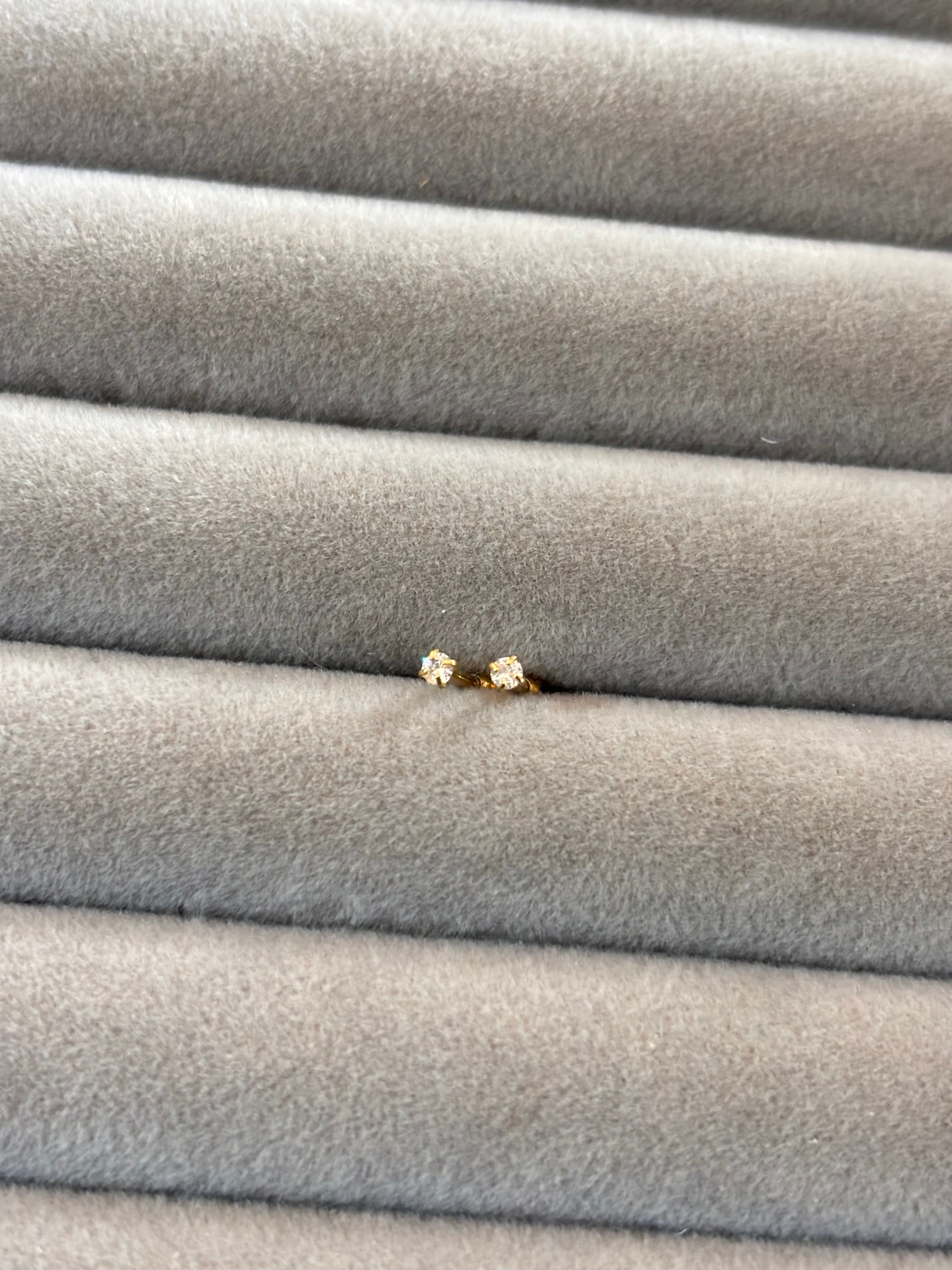 Tiny solitaire stud