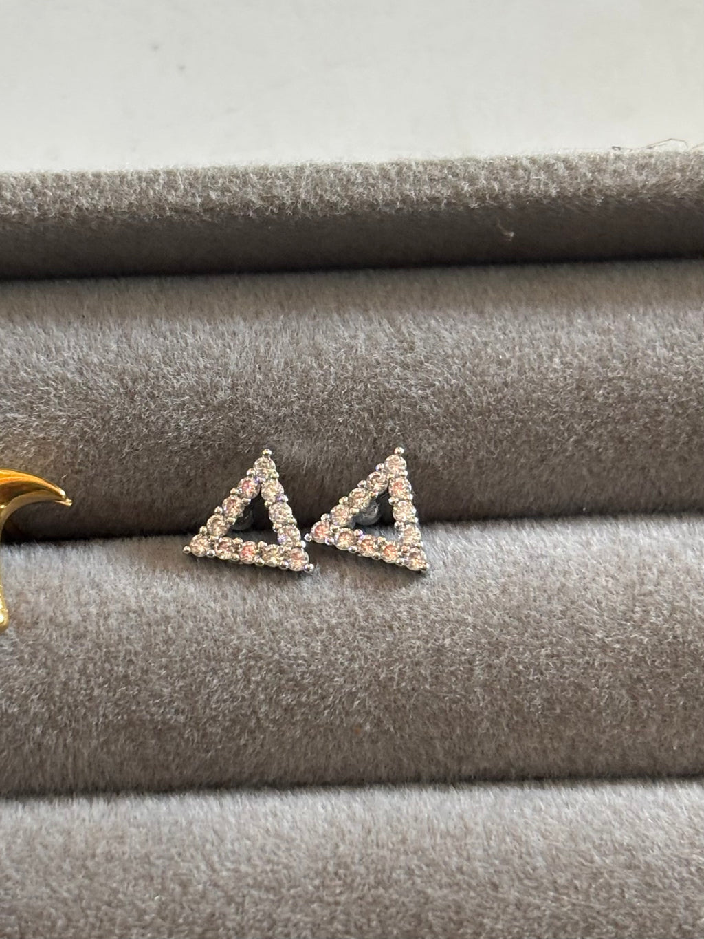 Triangular stud
