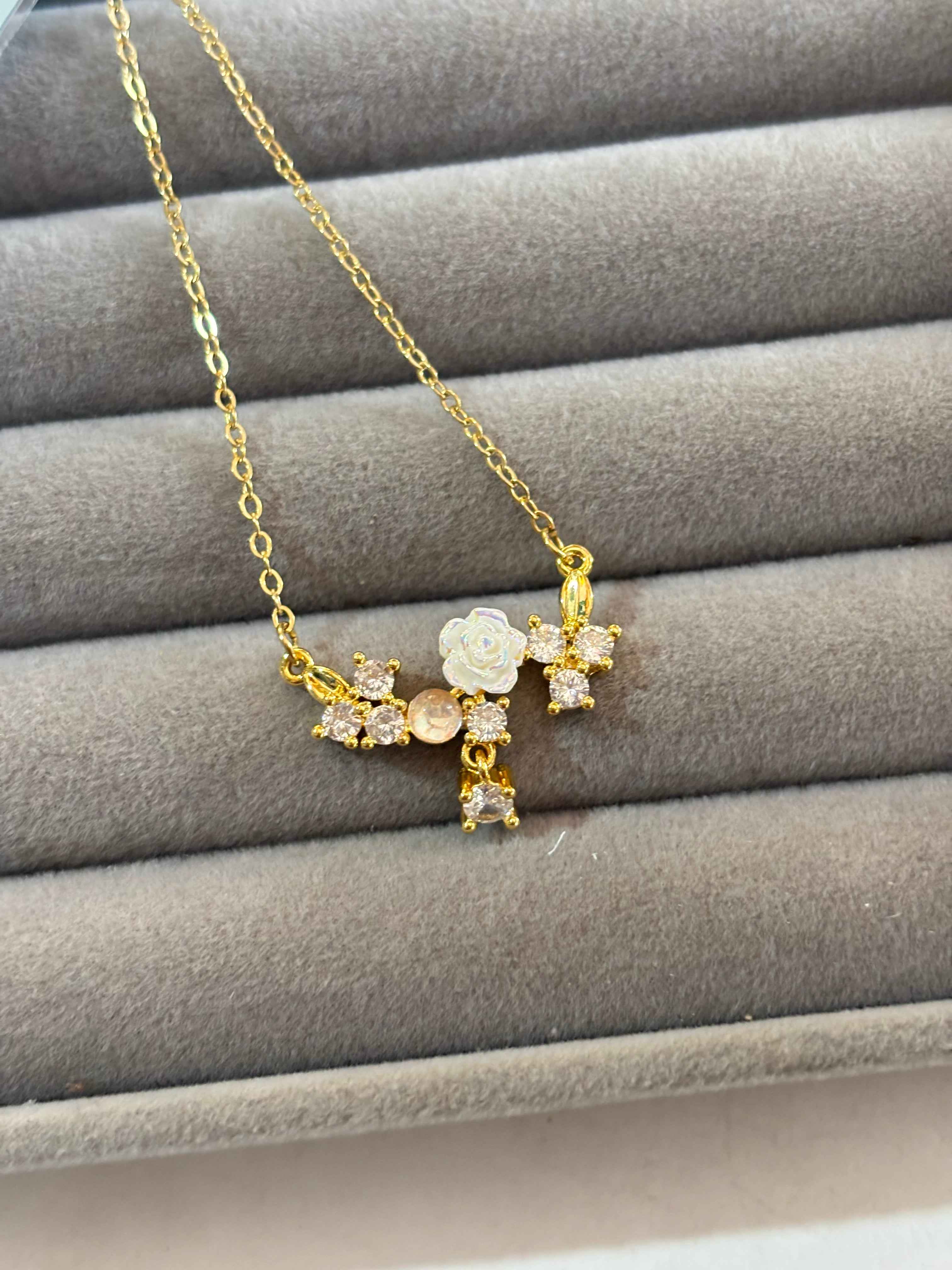 Vintage rose necklace - Hirulythings