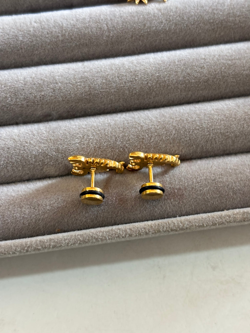 Scorpion stud