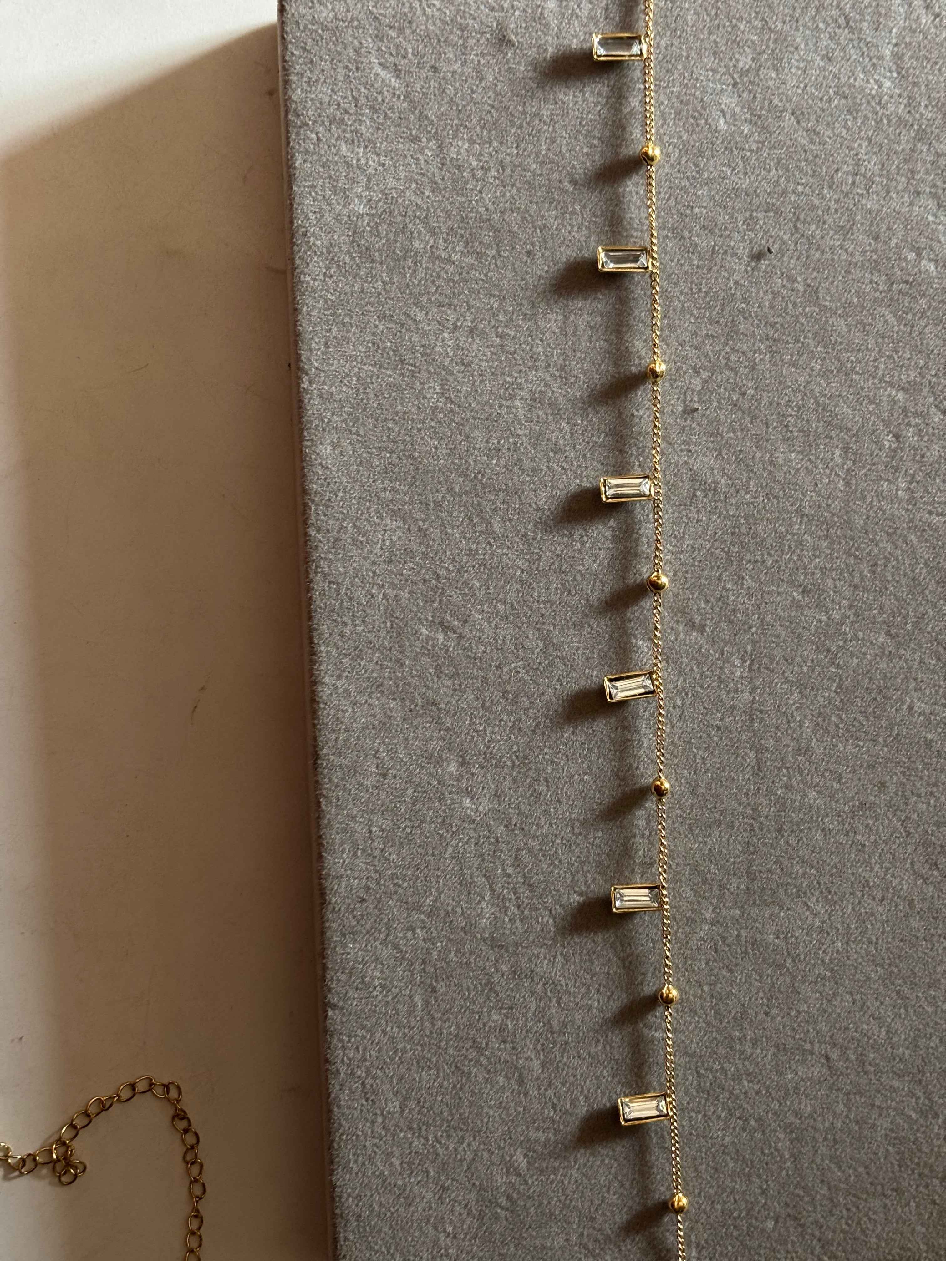 Hanging drop hip chain