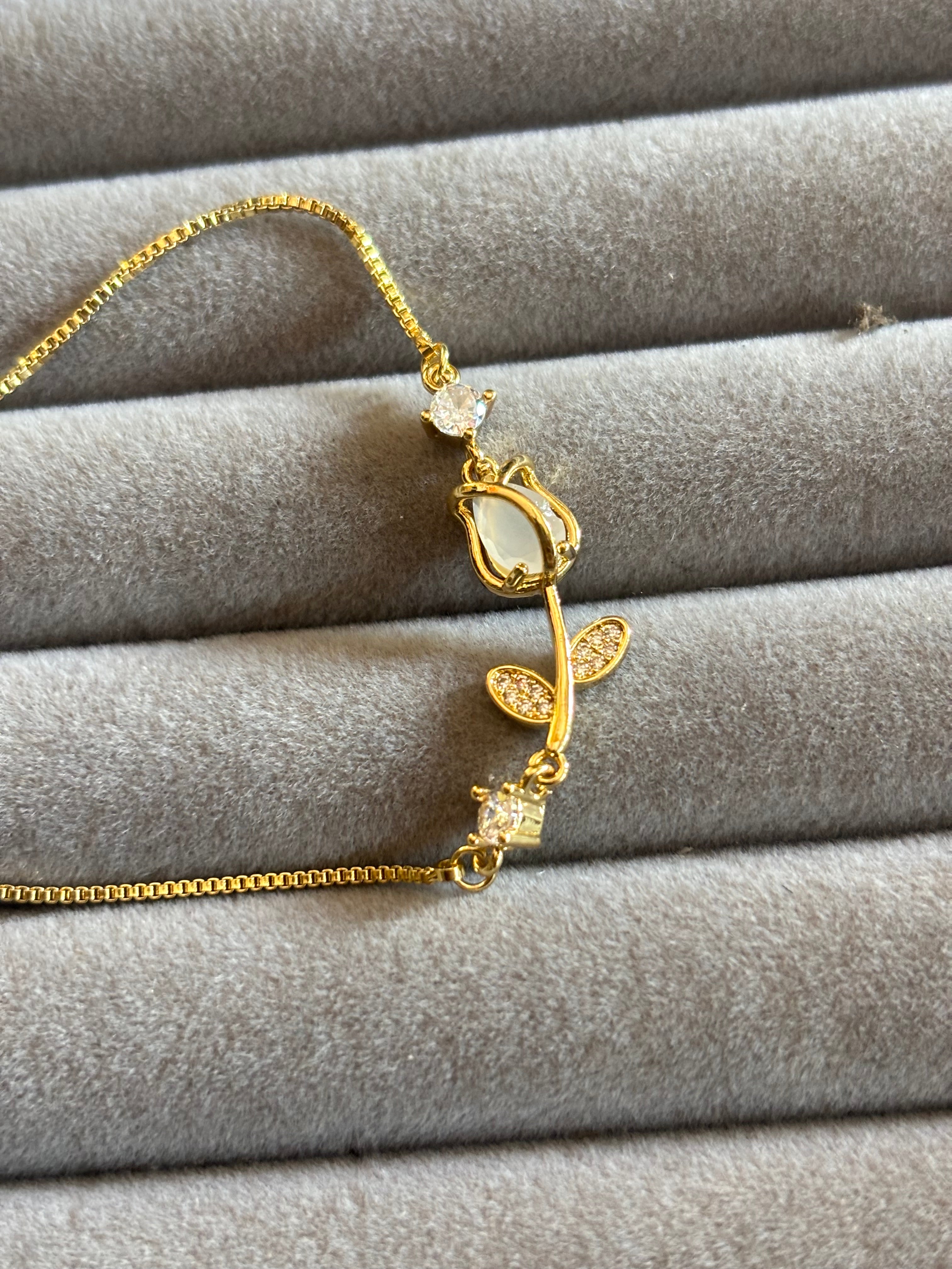 Tulip minimal bracelet