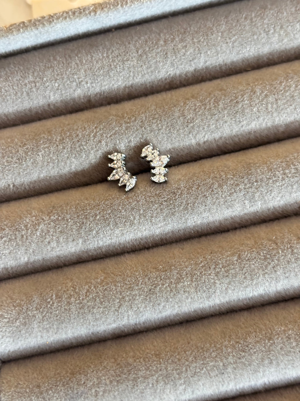 Golden Diamond Vine Stud
