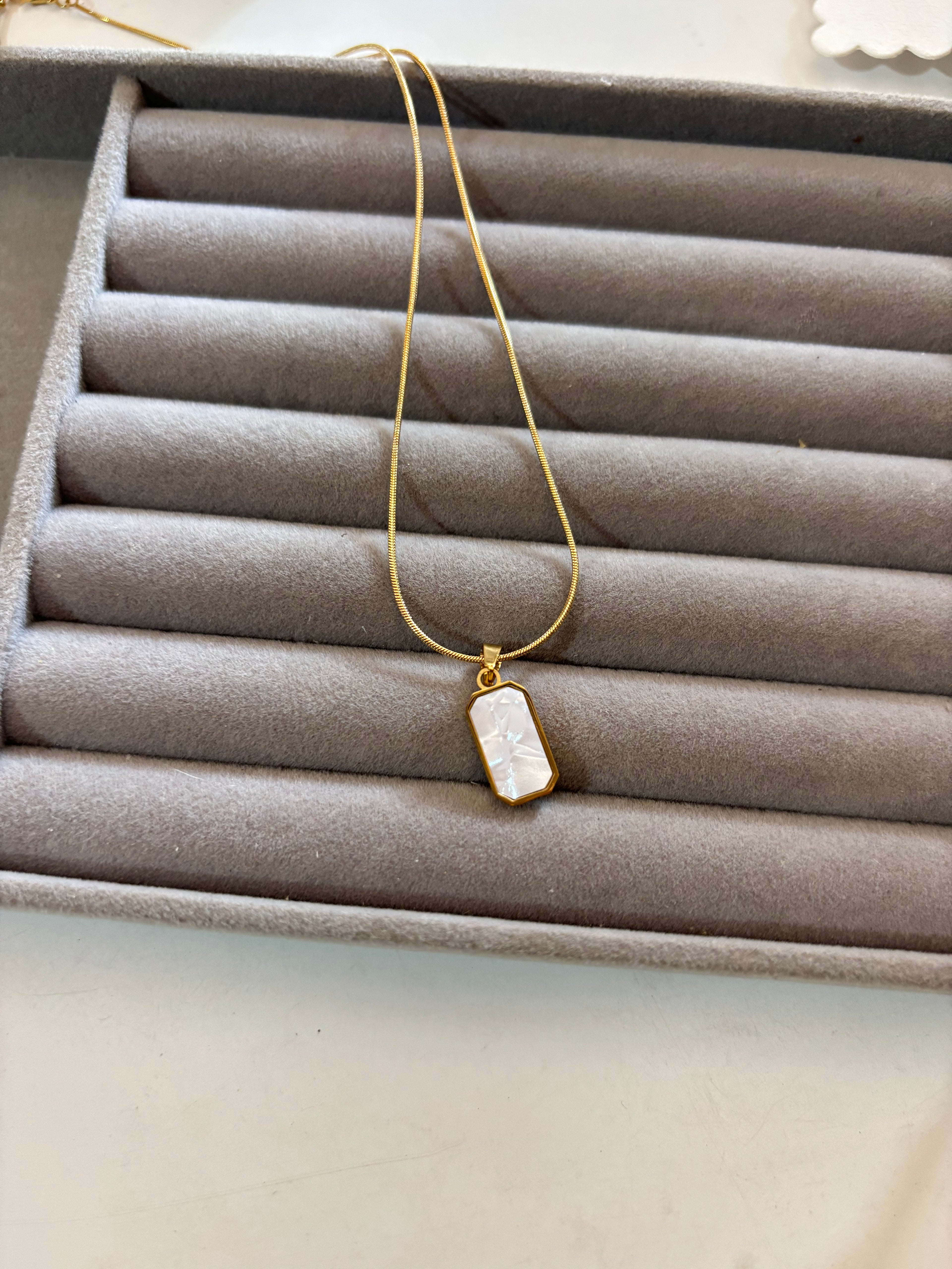 Reversible neckchain
