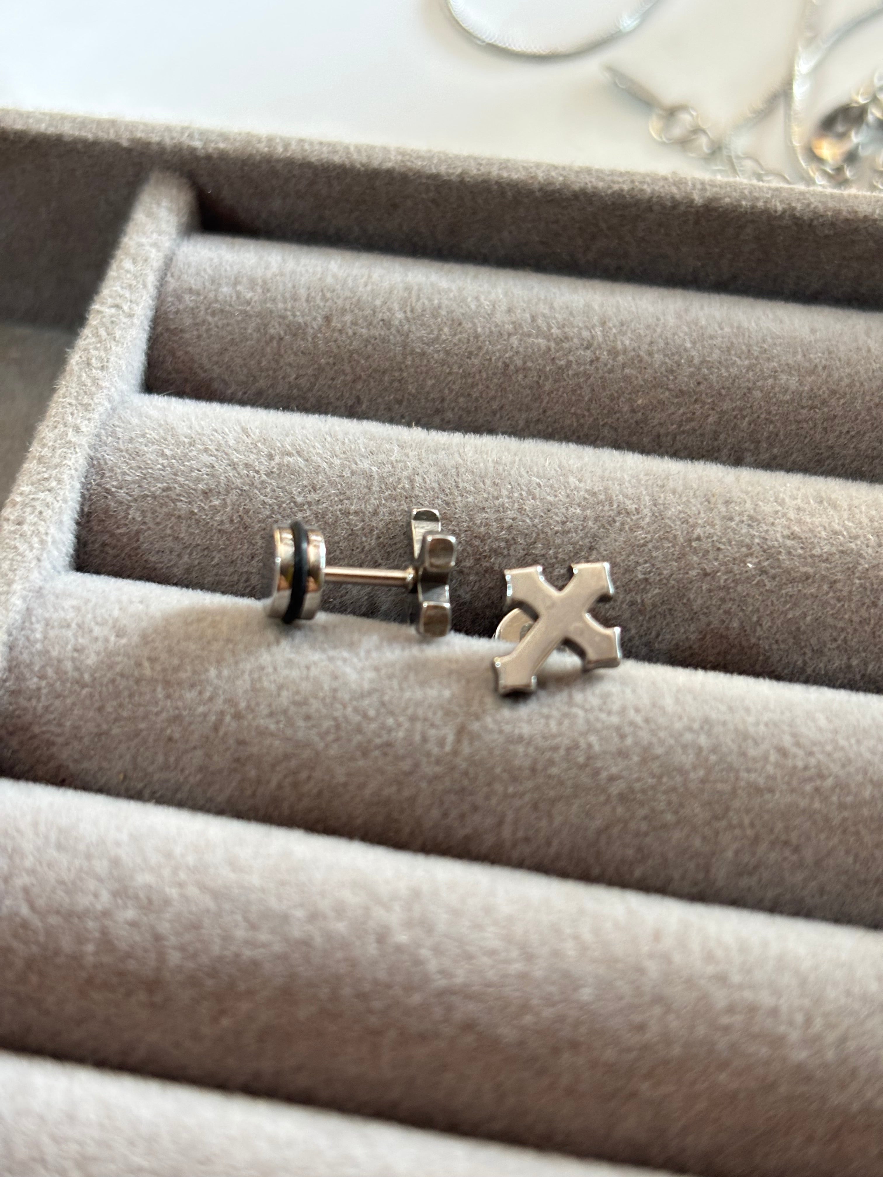 Cross stud