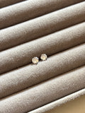 Solitaire silver stud