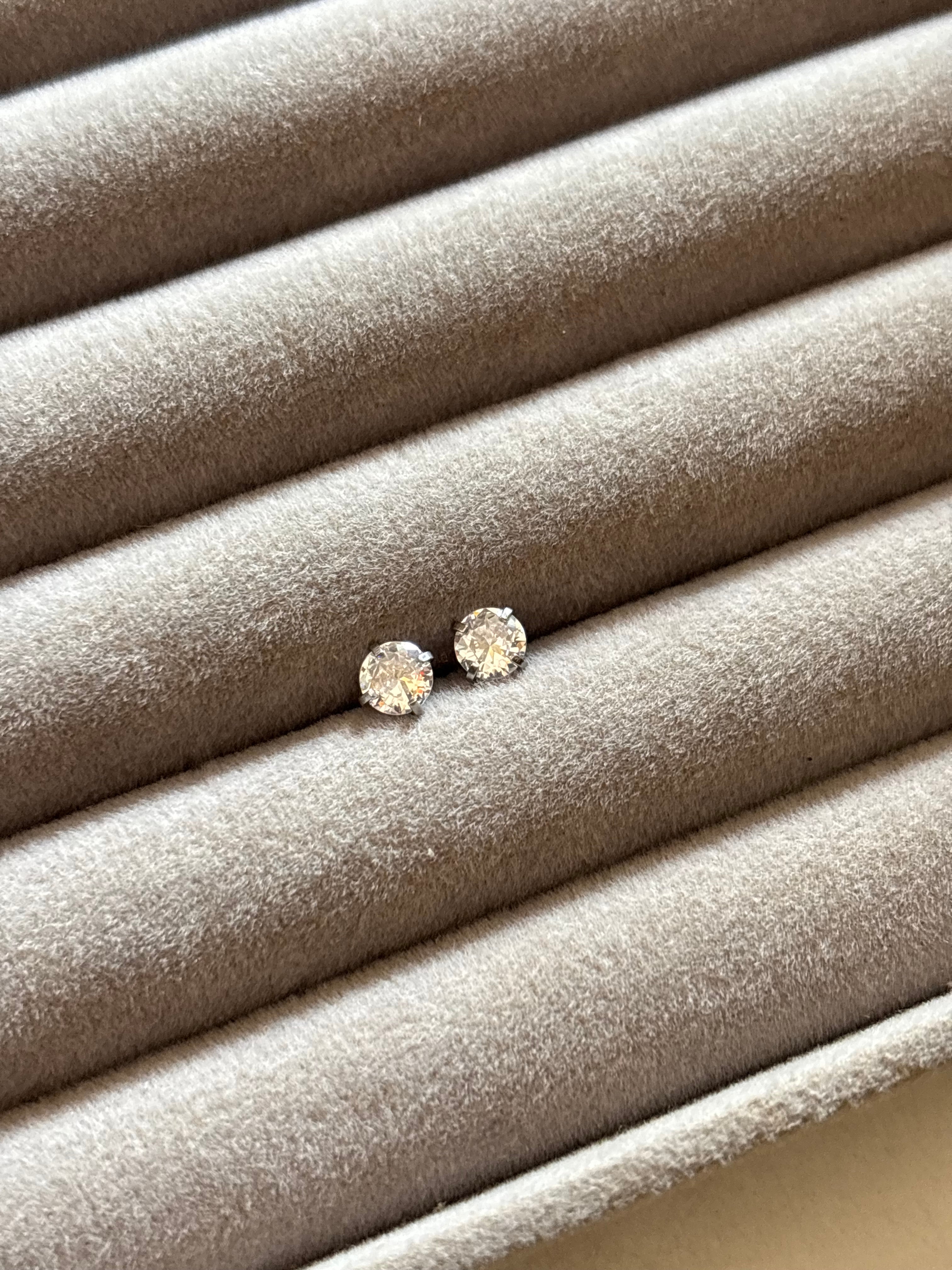 Solitaire silver stud