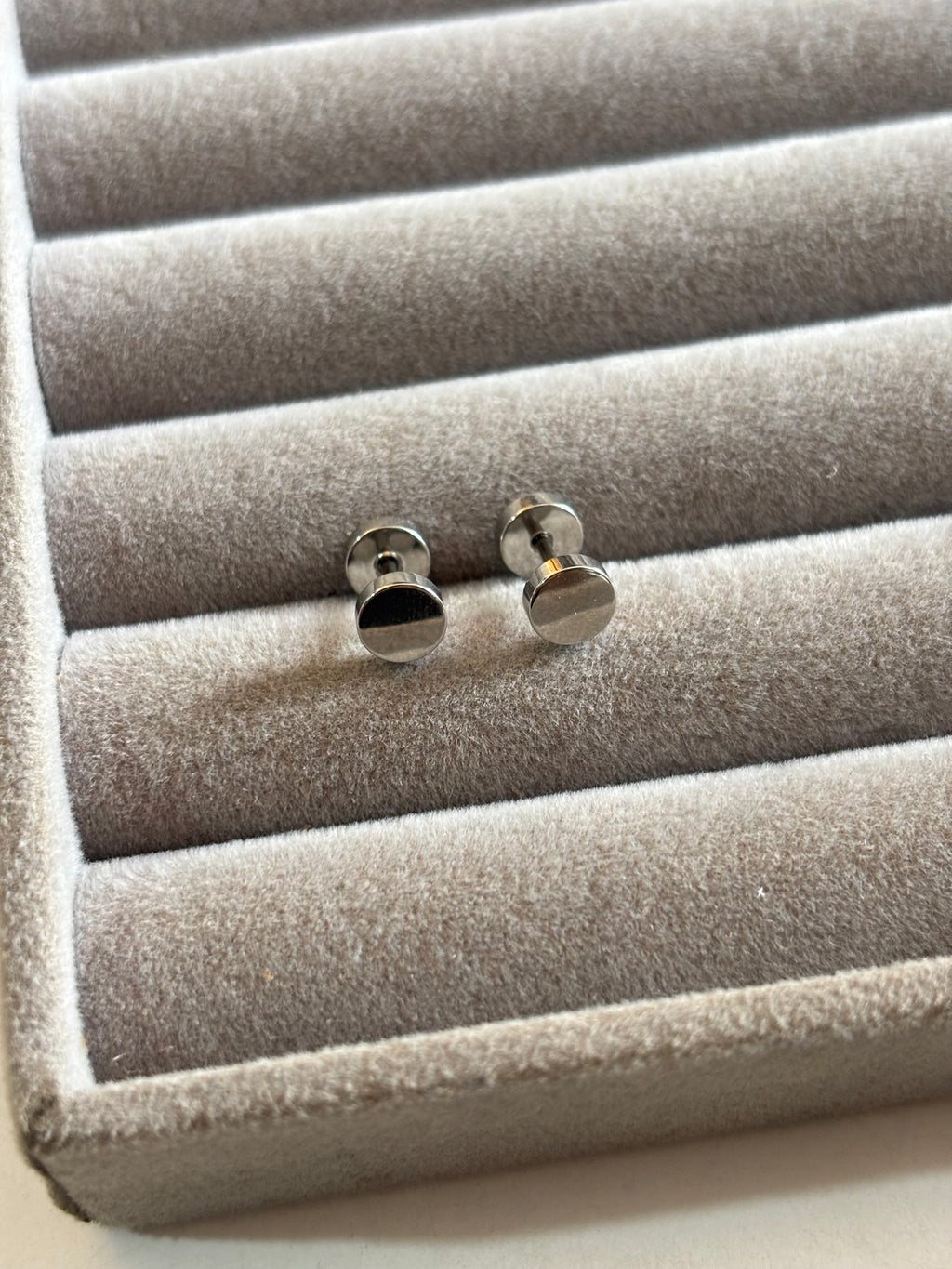 Dumbbell stud