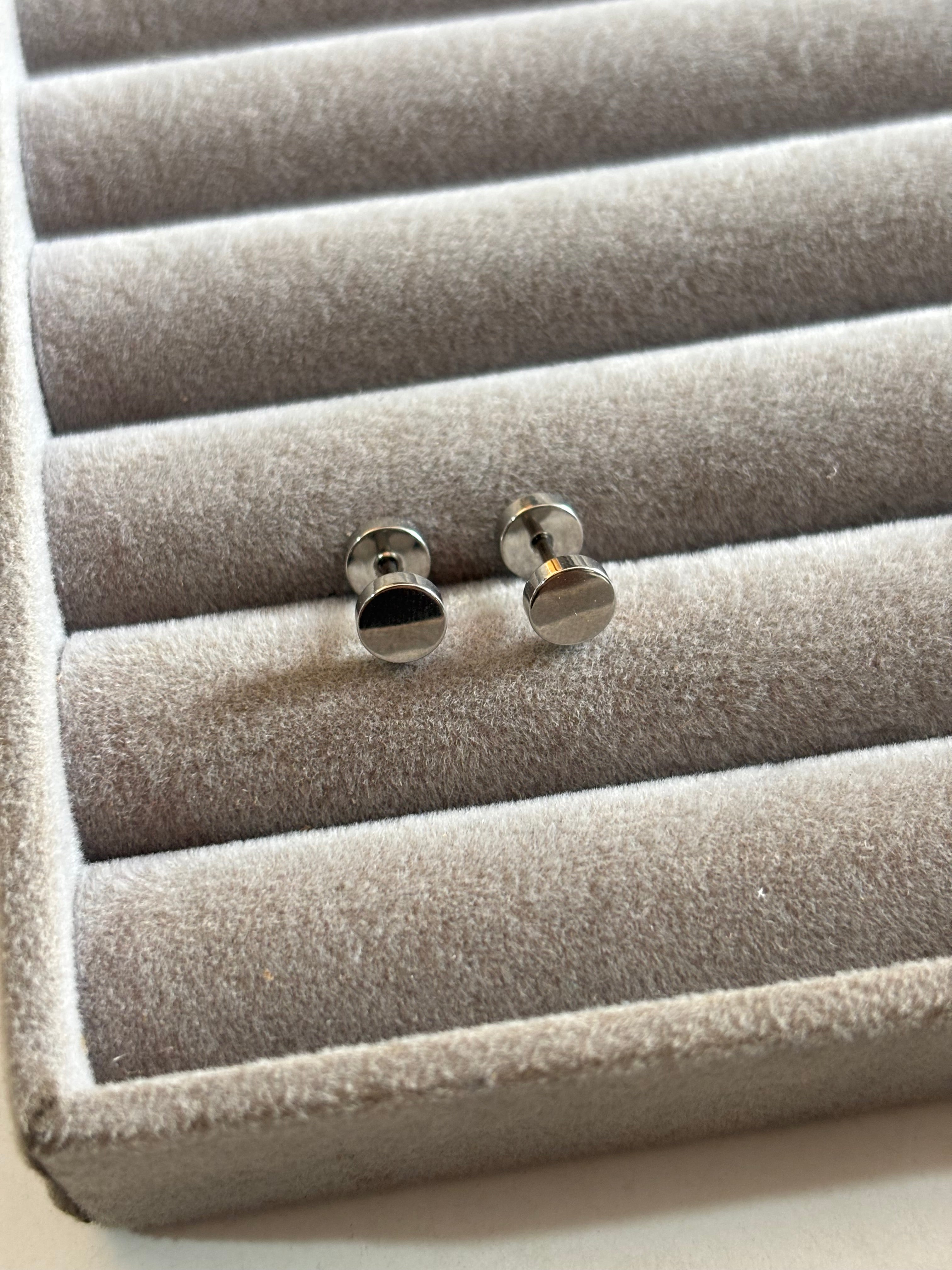 Dumbbell stud