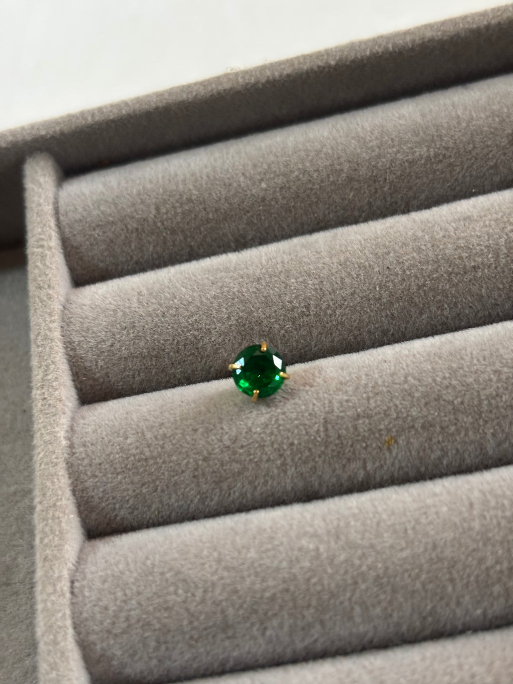 Vibrant studs