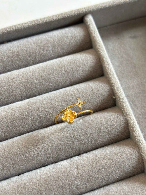 Clover and floral ring￼
