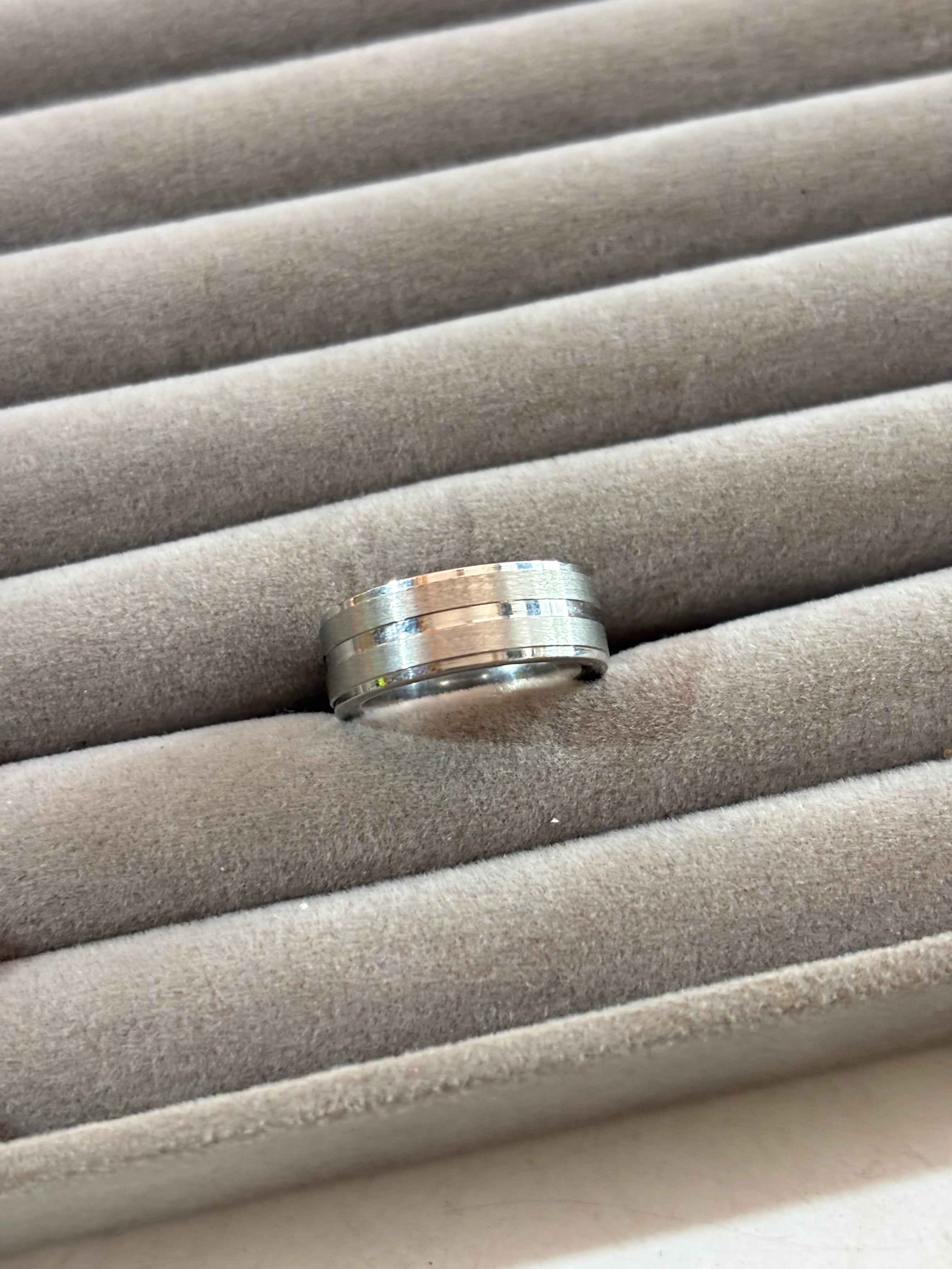 Monochrome silver band ring