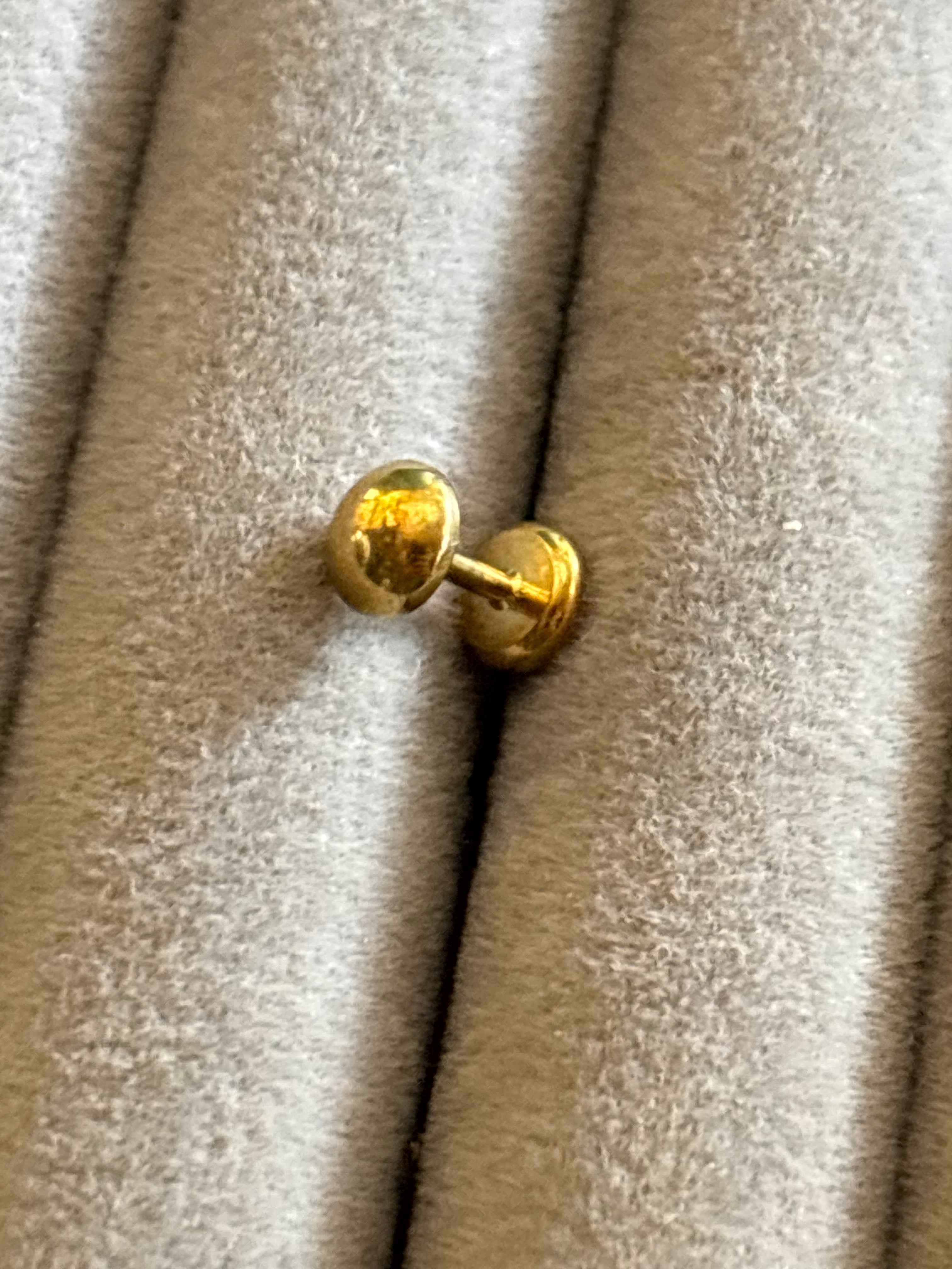 Bezel black round cut stud