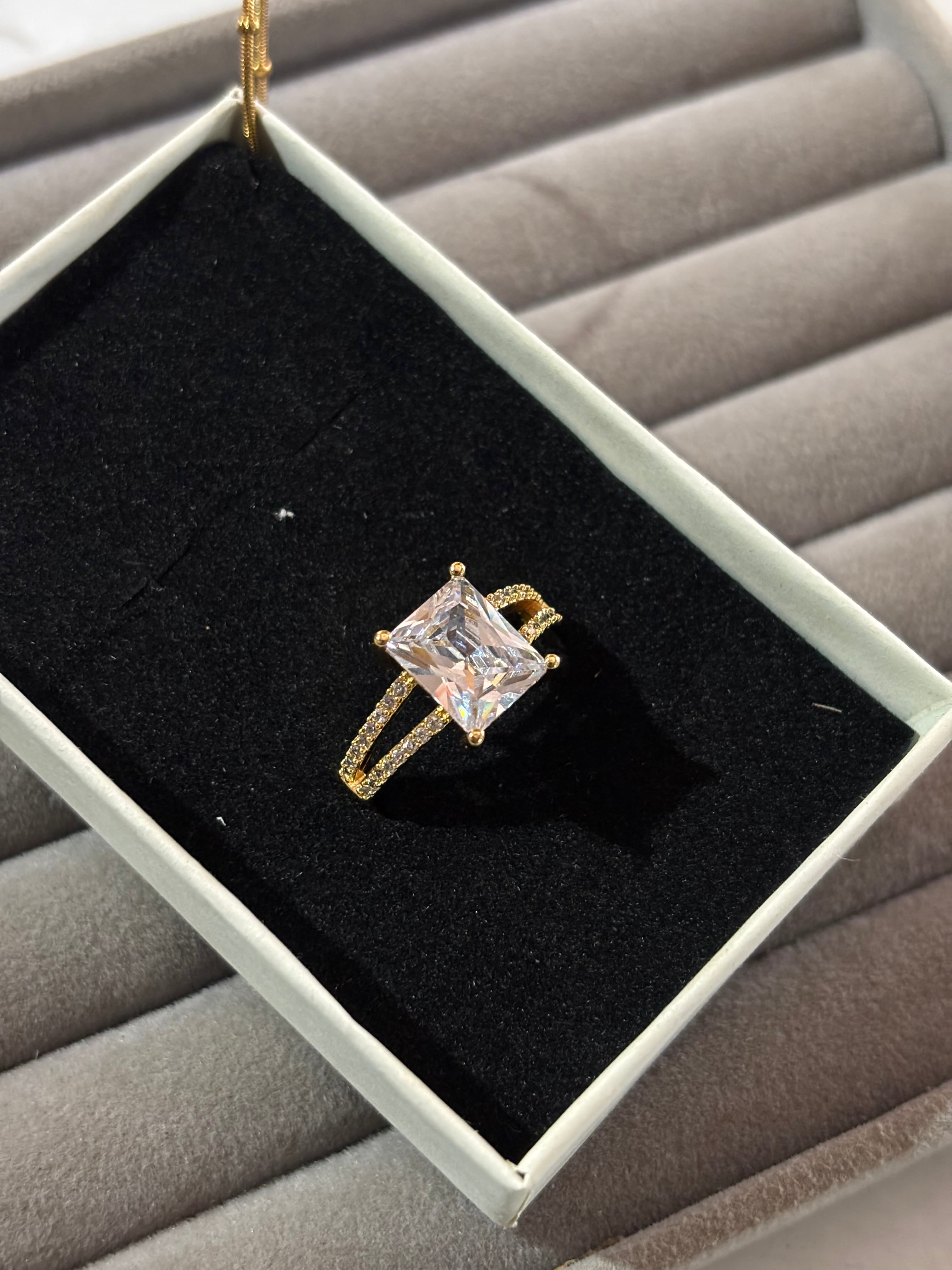 Rectangular solitaire ring