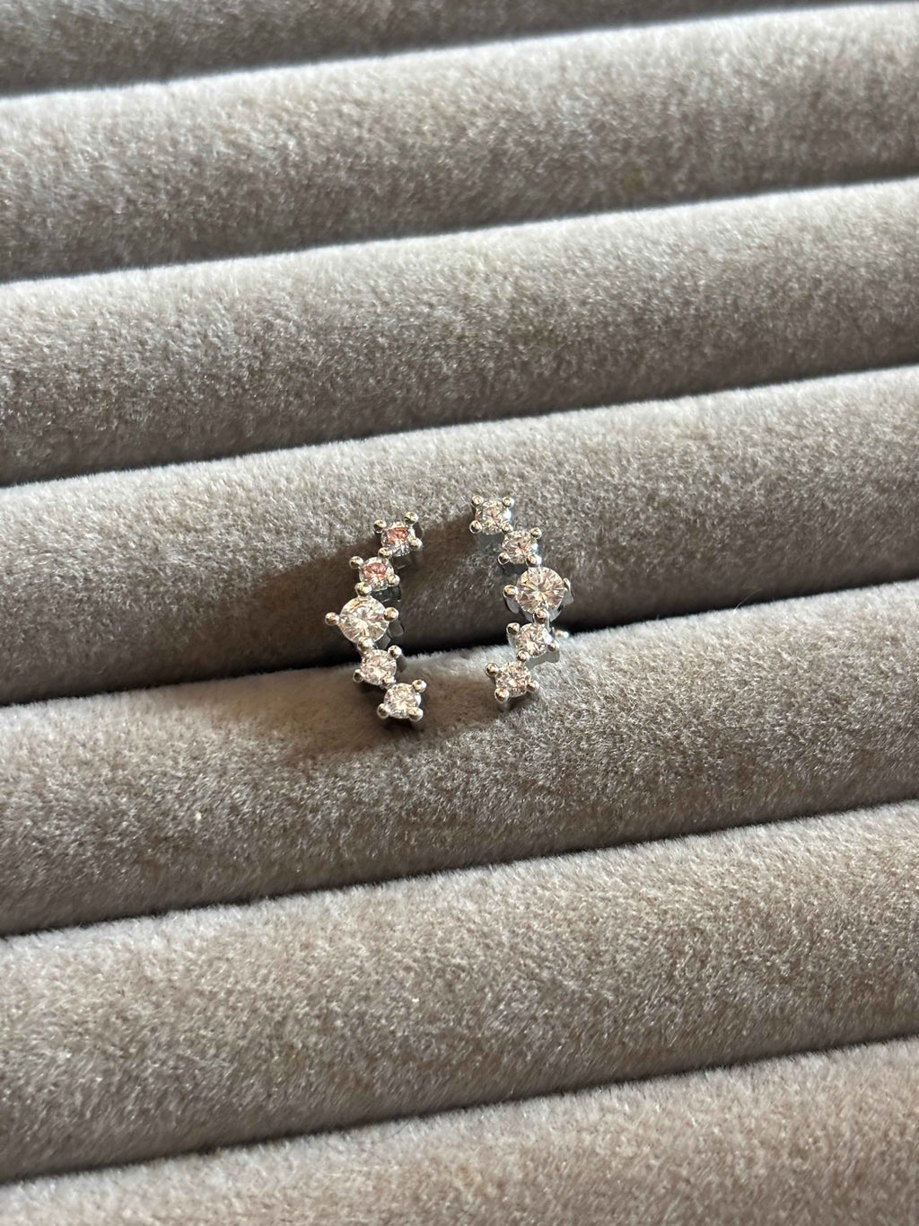 Curved Line dotted stud