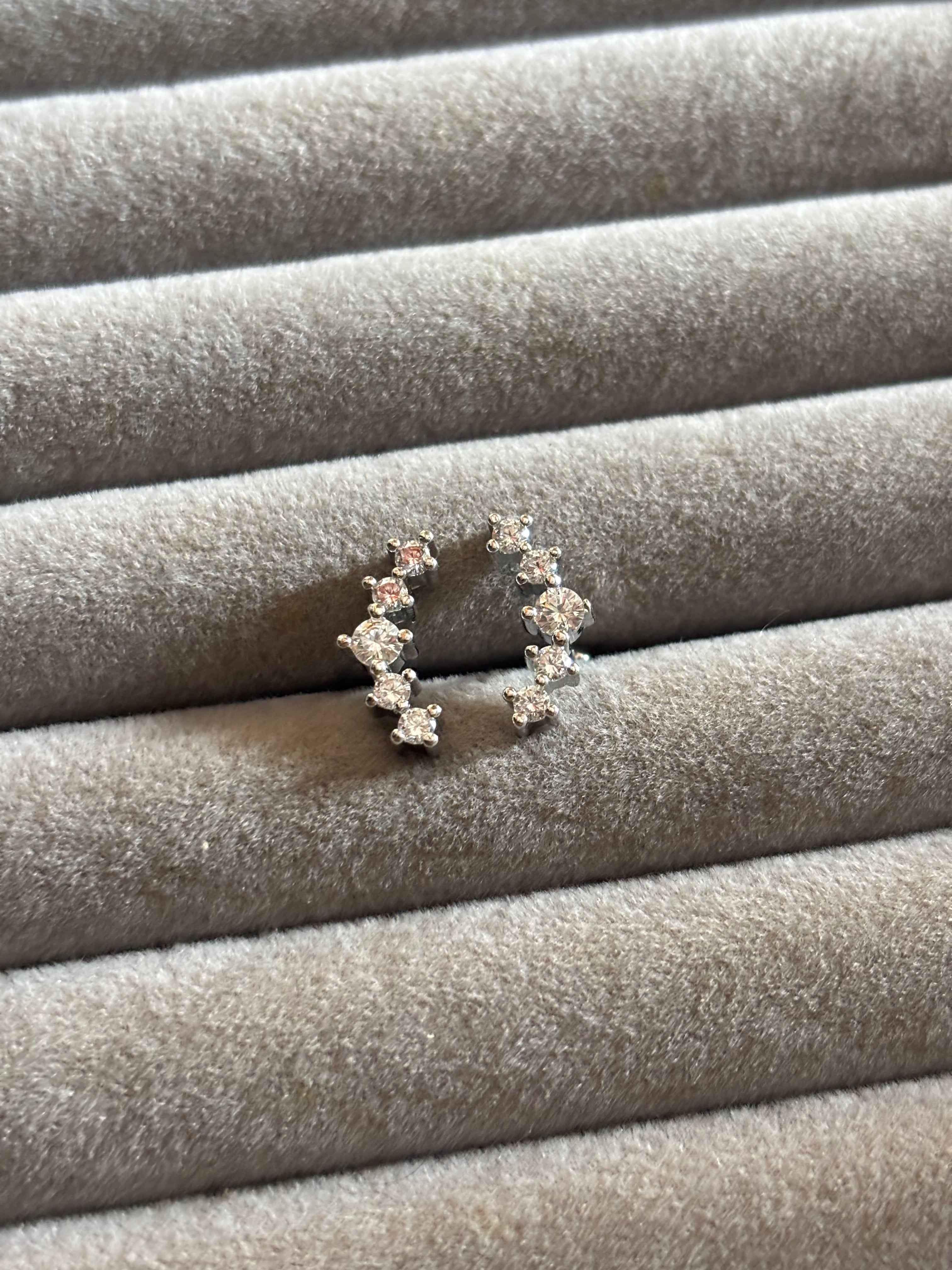 Curved Line dotted stud