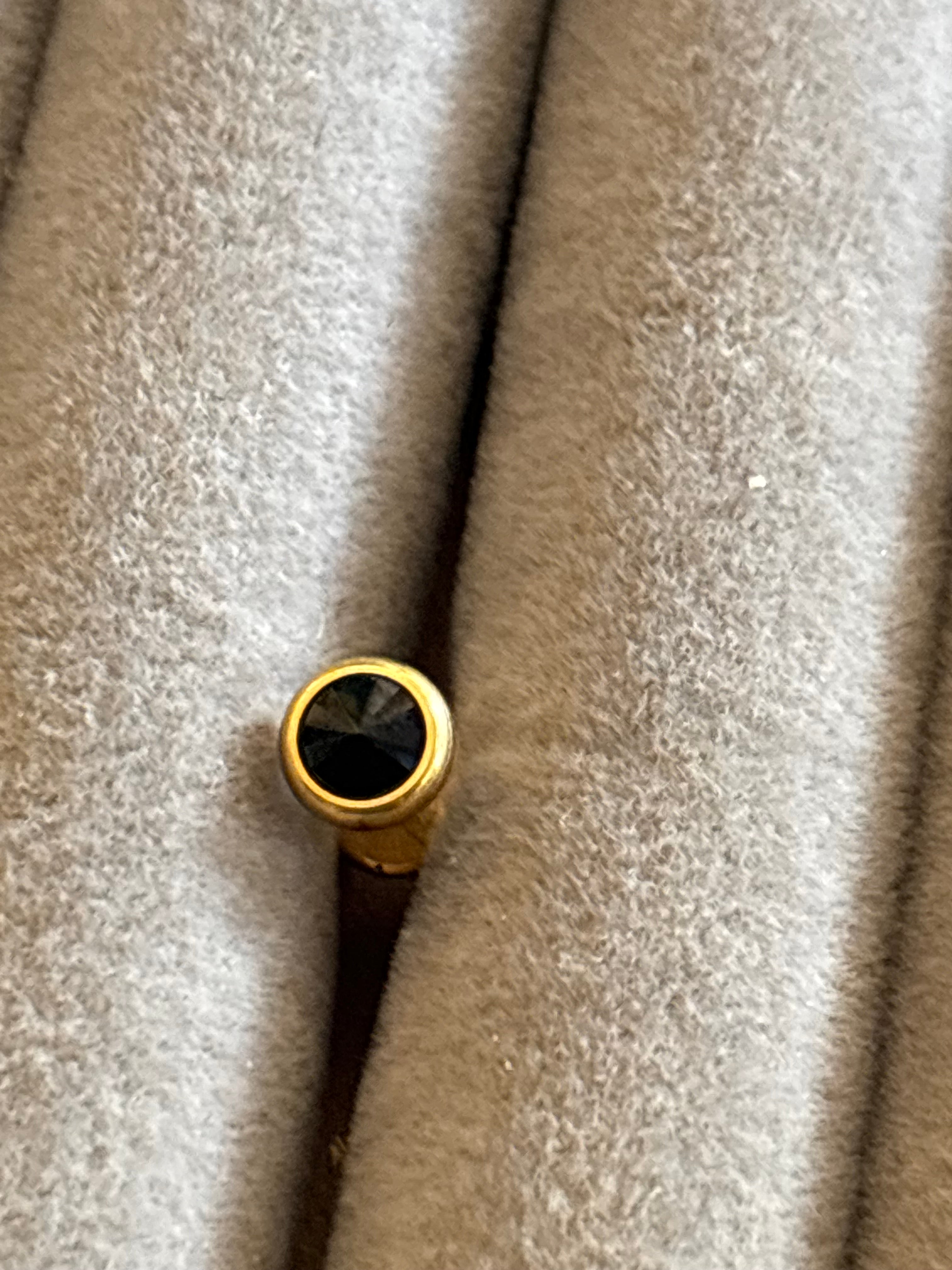 Bezel black round cut stud