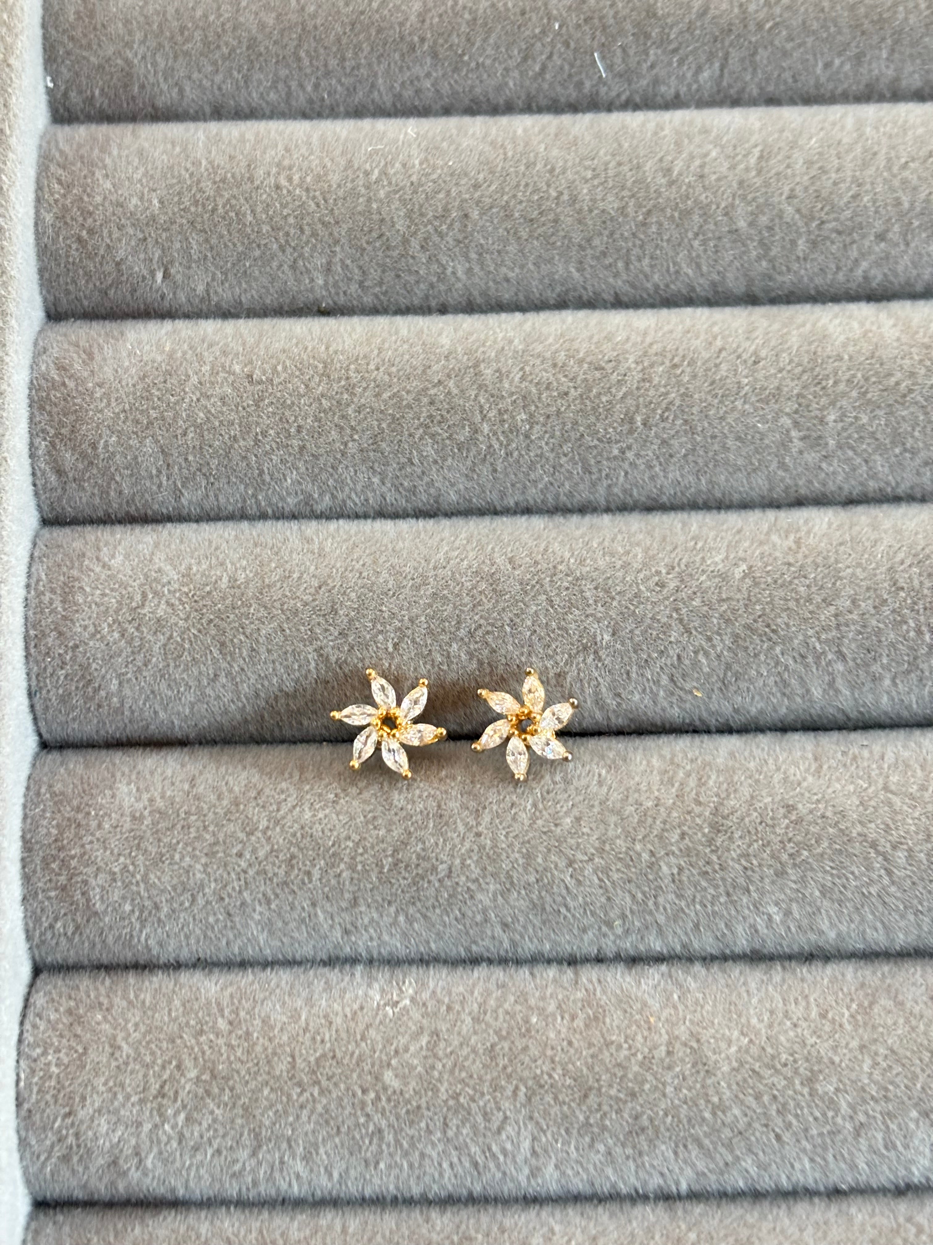 Floral stud - Hirulythings