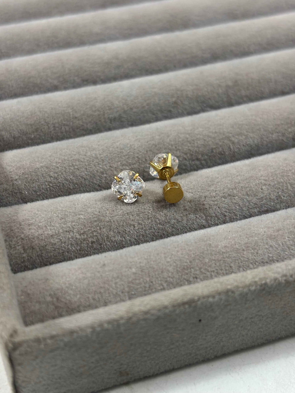 Cushion cut stud