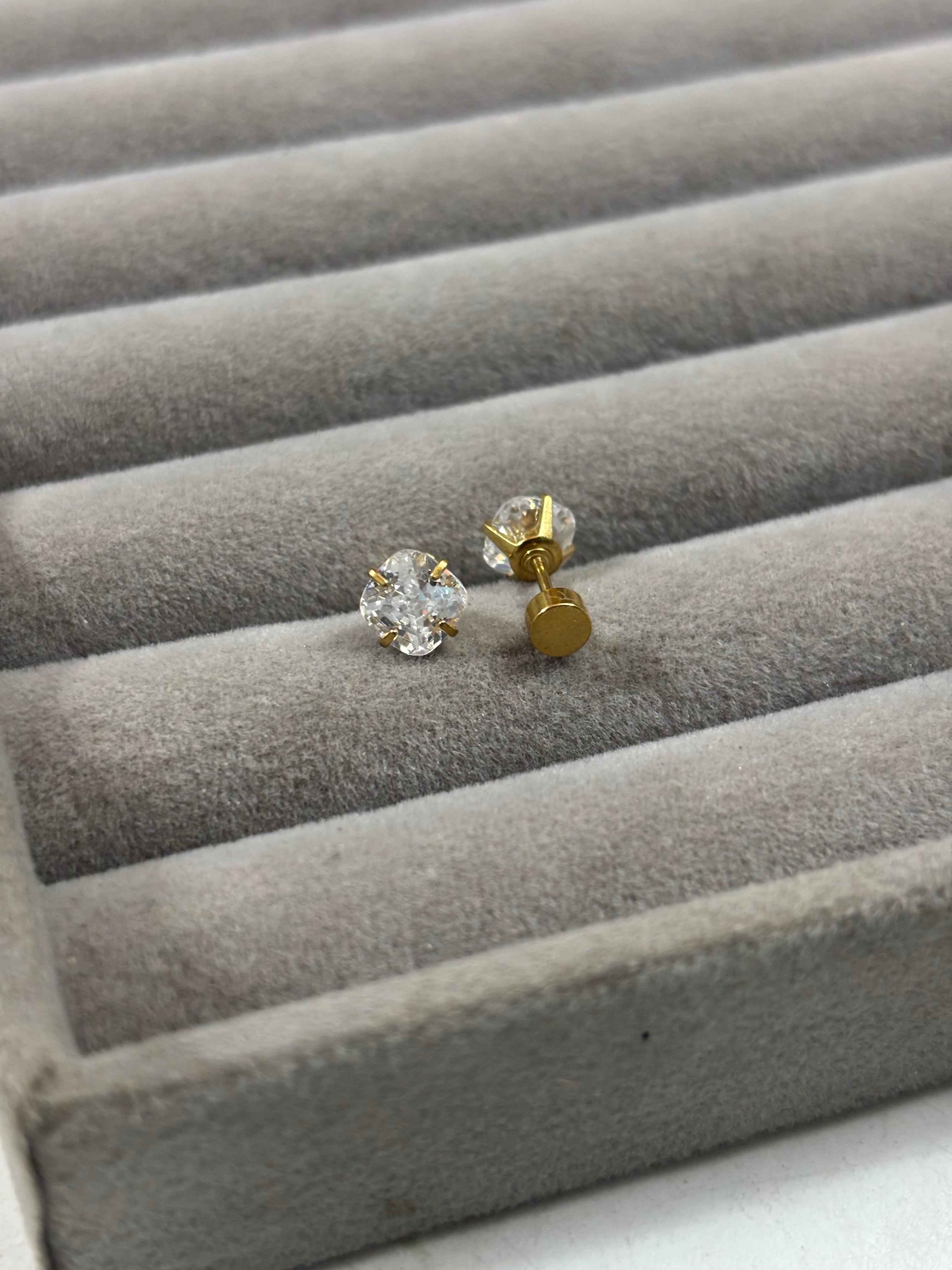 Cushion cut stud