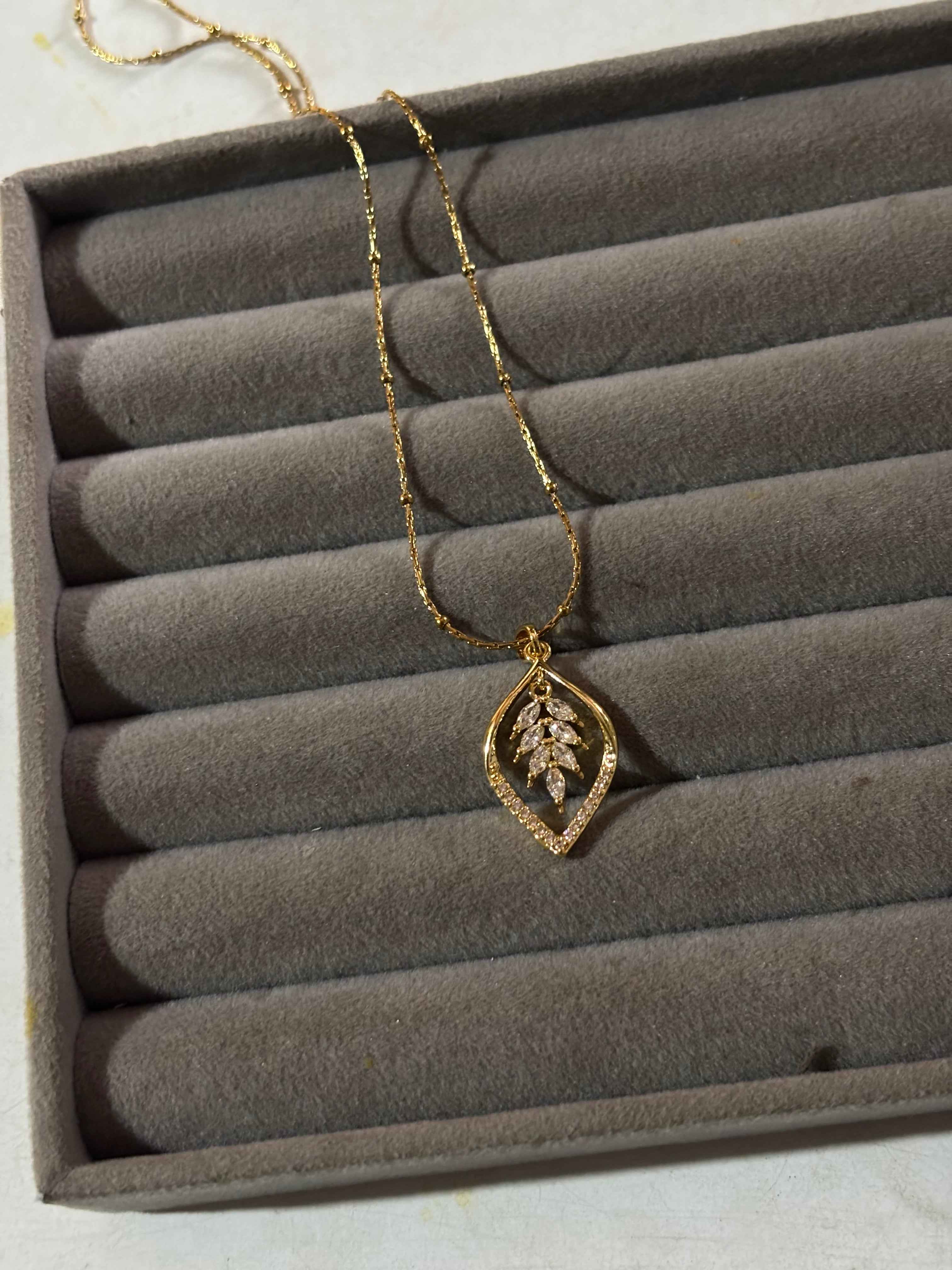 Dreamy leaf chain