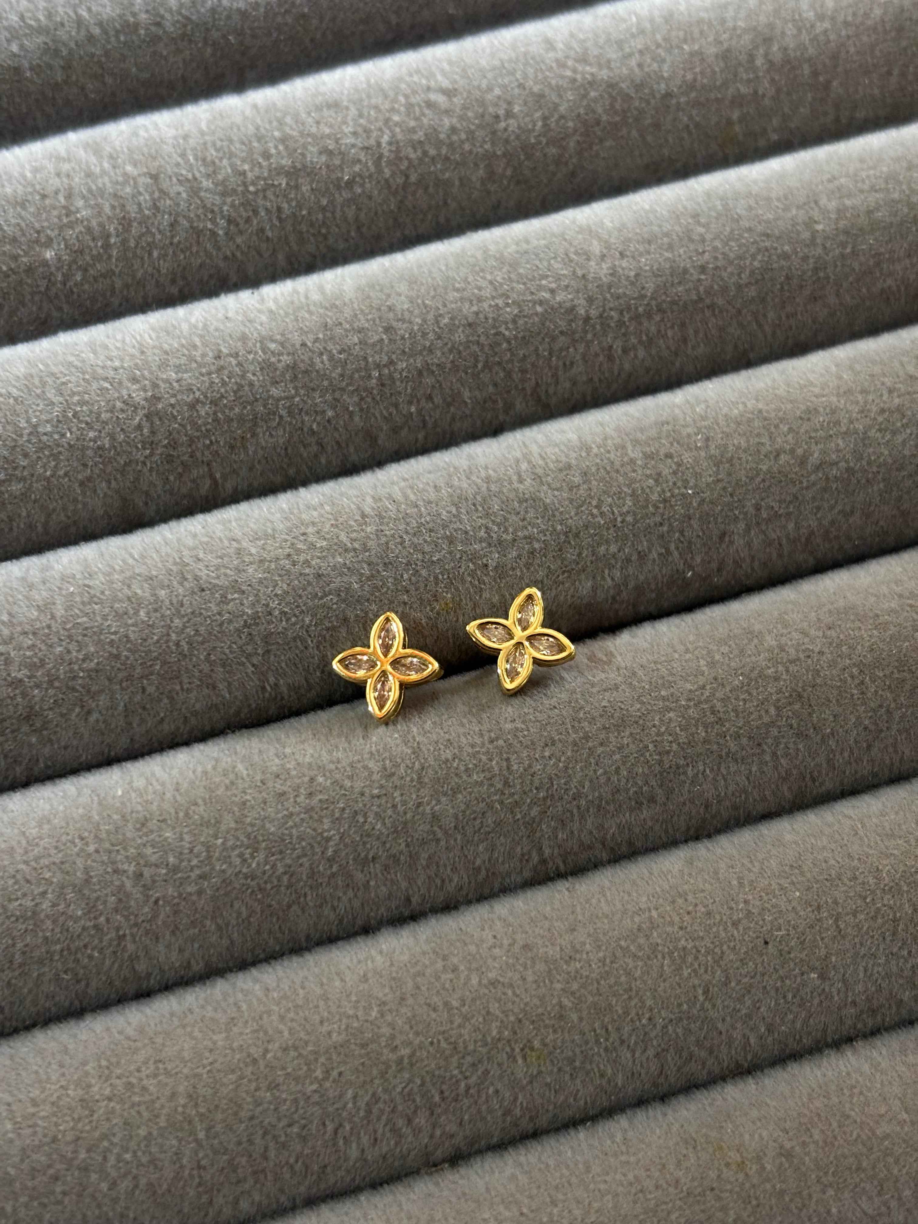 Lumi bloom stud