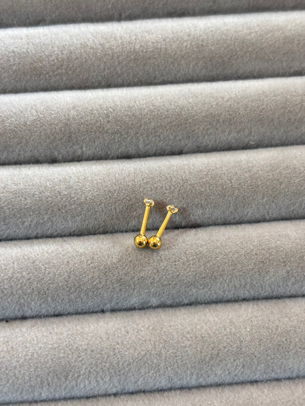 Tiny solitaire stud