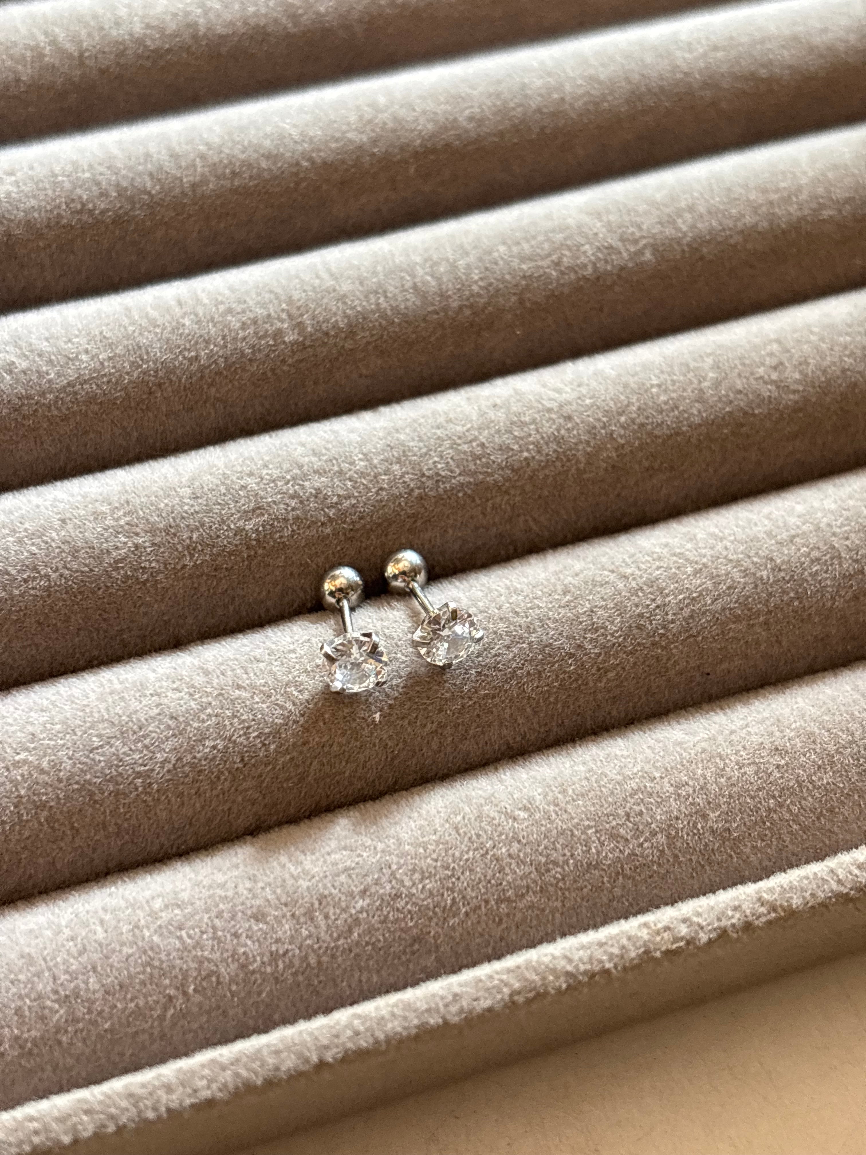 Solitaire silver stud